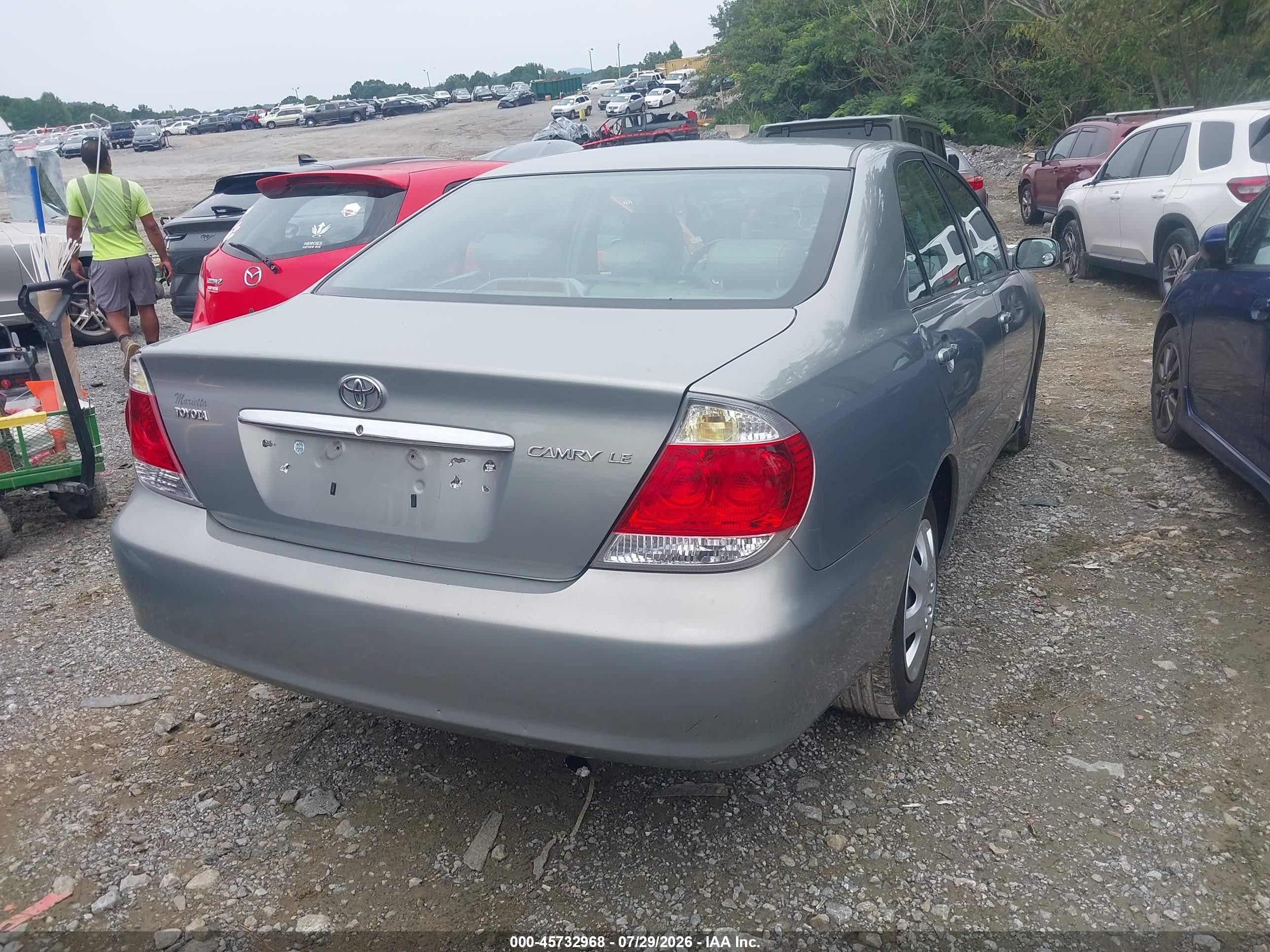 2005 Toyota Camry Le Silver vin: 4T1BE32K65U549398