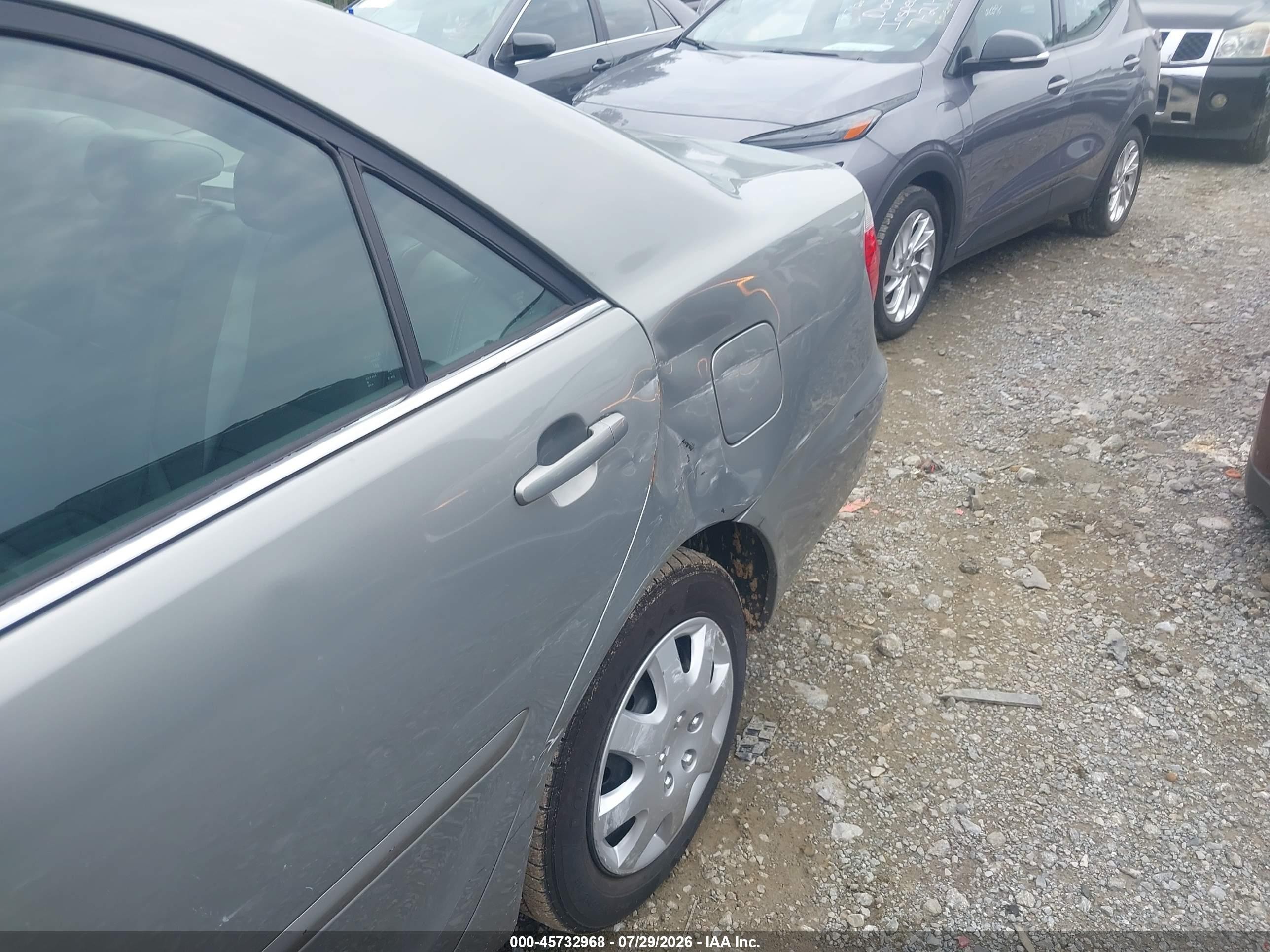 2005 Toyota Camry Le Silver vin: 4T1BE32K65U549398