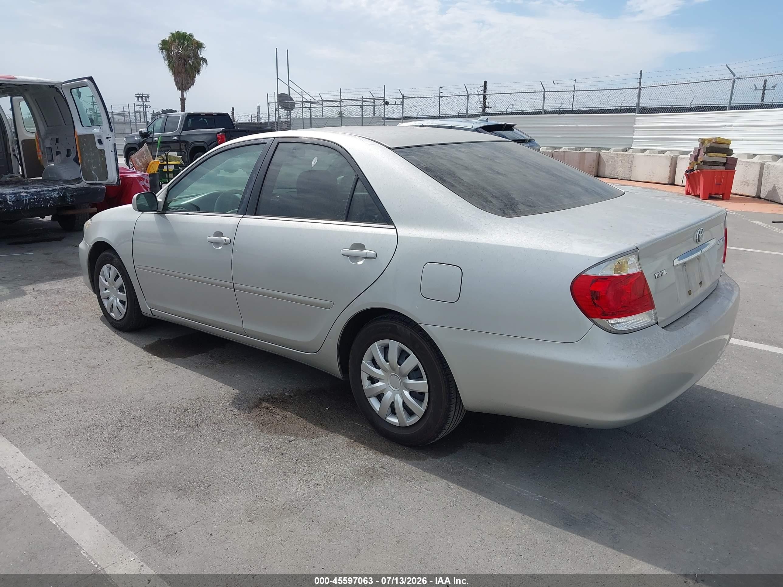 2005 Toyota Camry Le Silver vin: 4T1BE32K65U943497