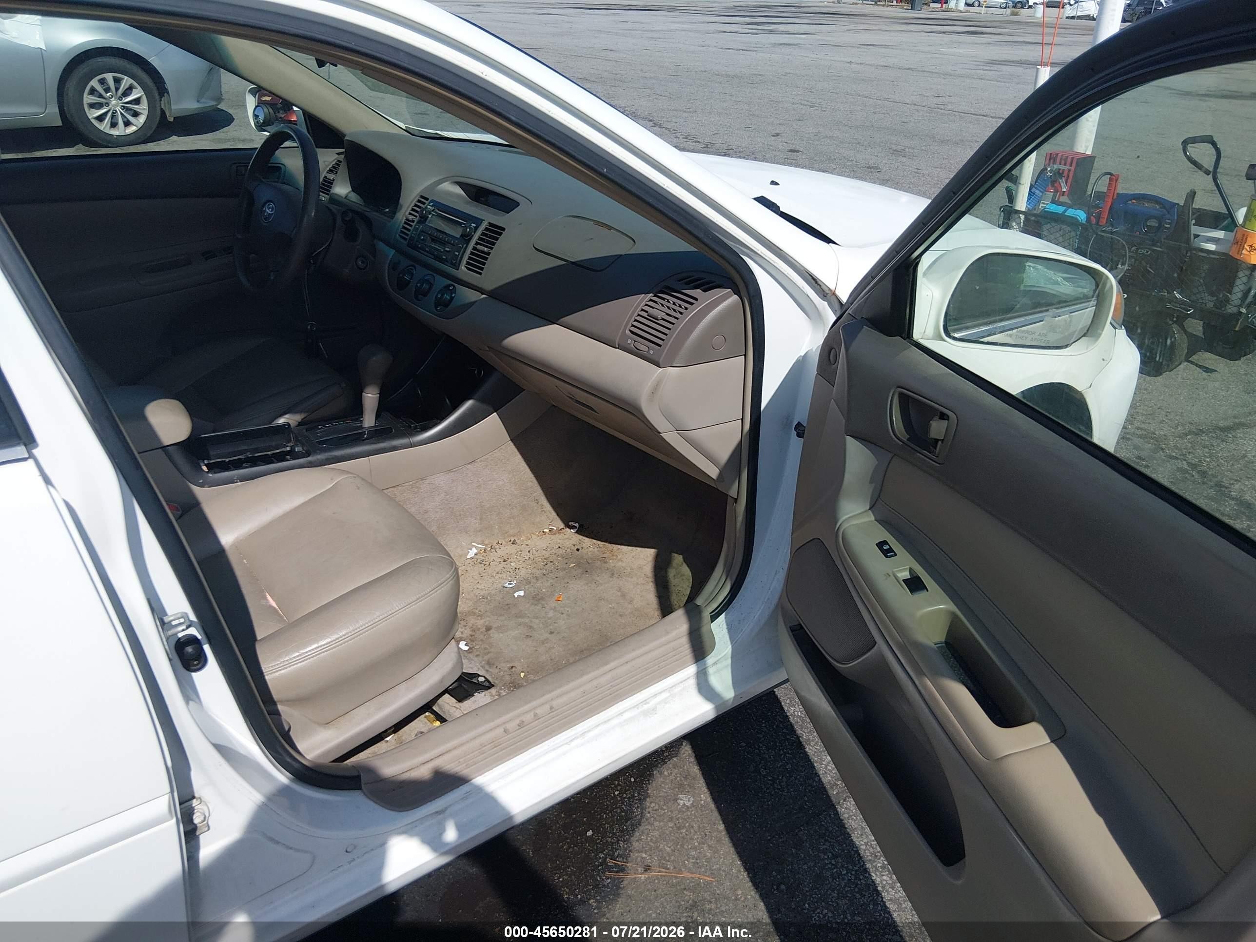 2002 Toyota Camry Le White vin: 4T1BE32K72U068135