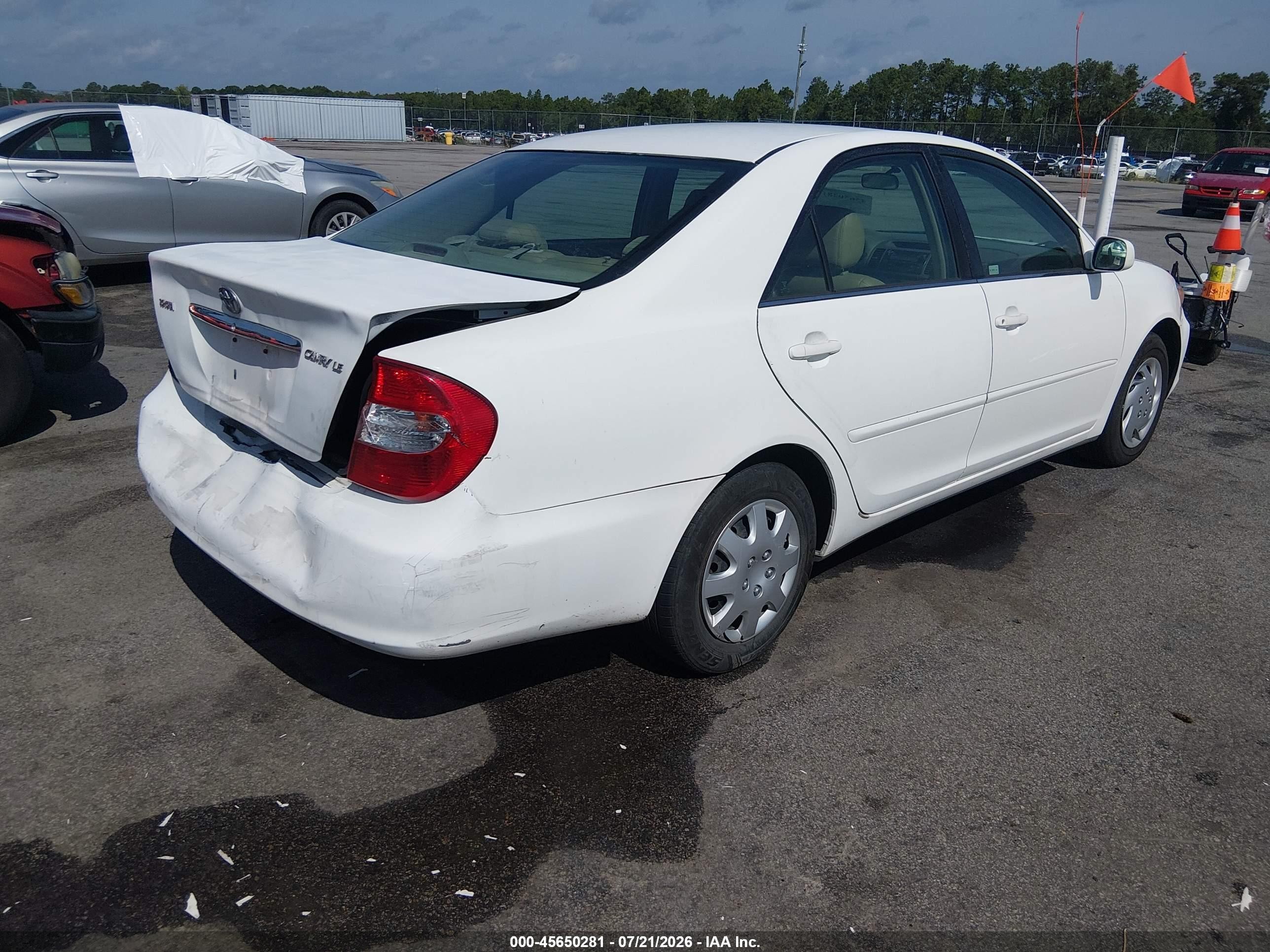2002 Toyota Camry Le White vin: 4T1BE32K72U068135
