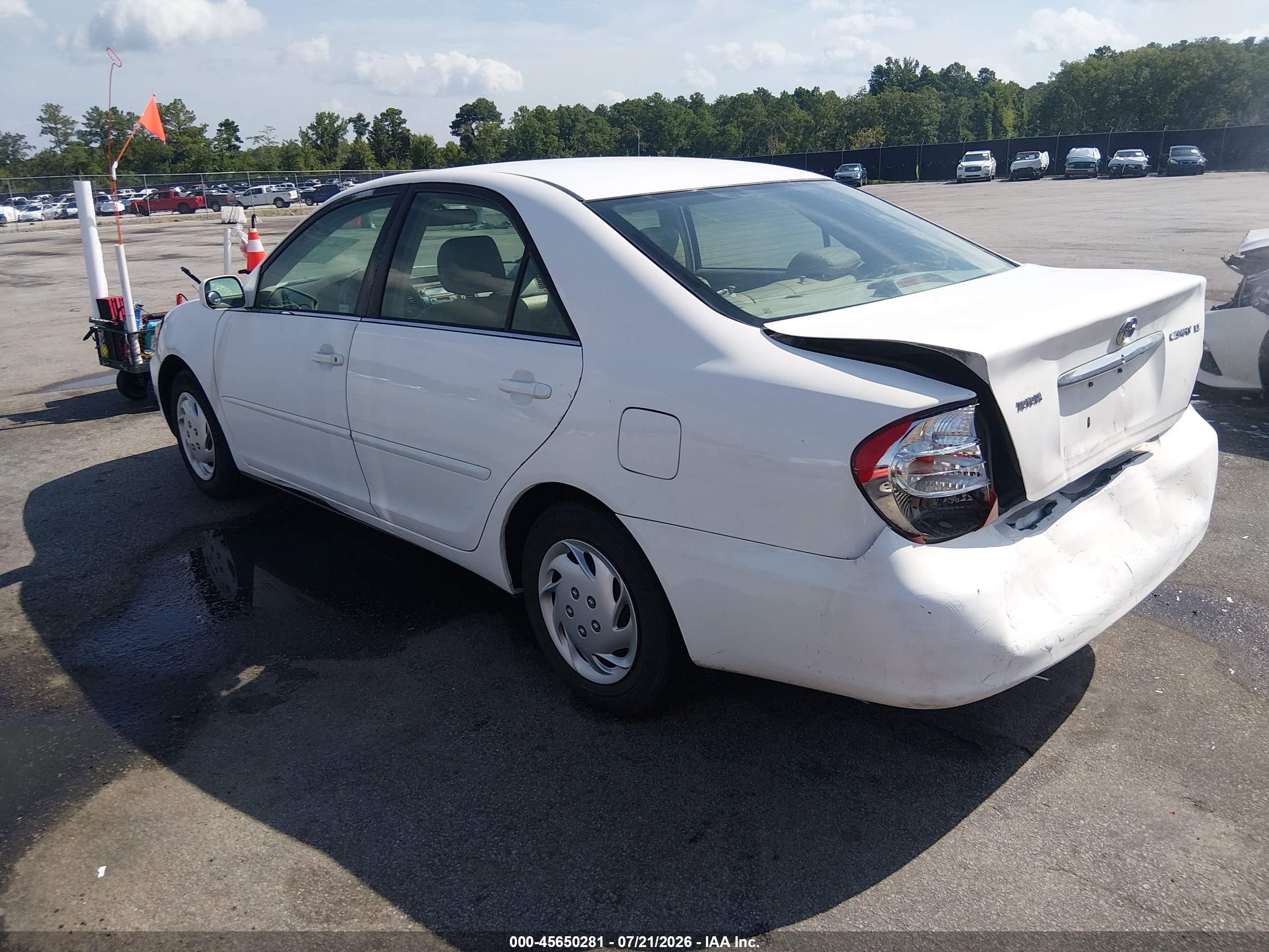2002 Toyota Camry Le White vin: 4T1BE32K72U068135
