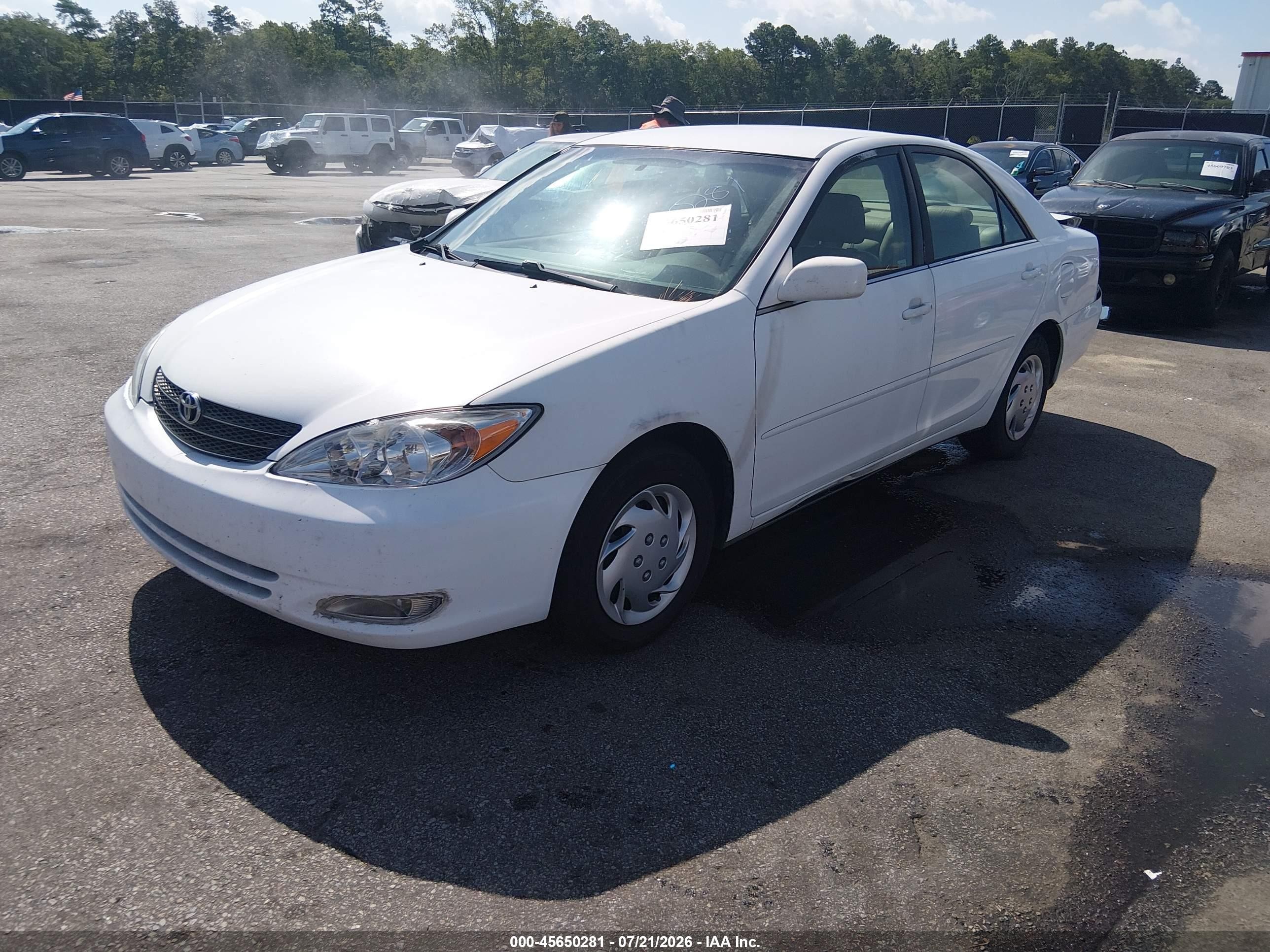 2002 Toyota Camry Le White vin: 4T1BE32K72U068135