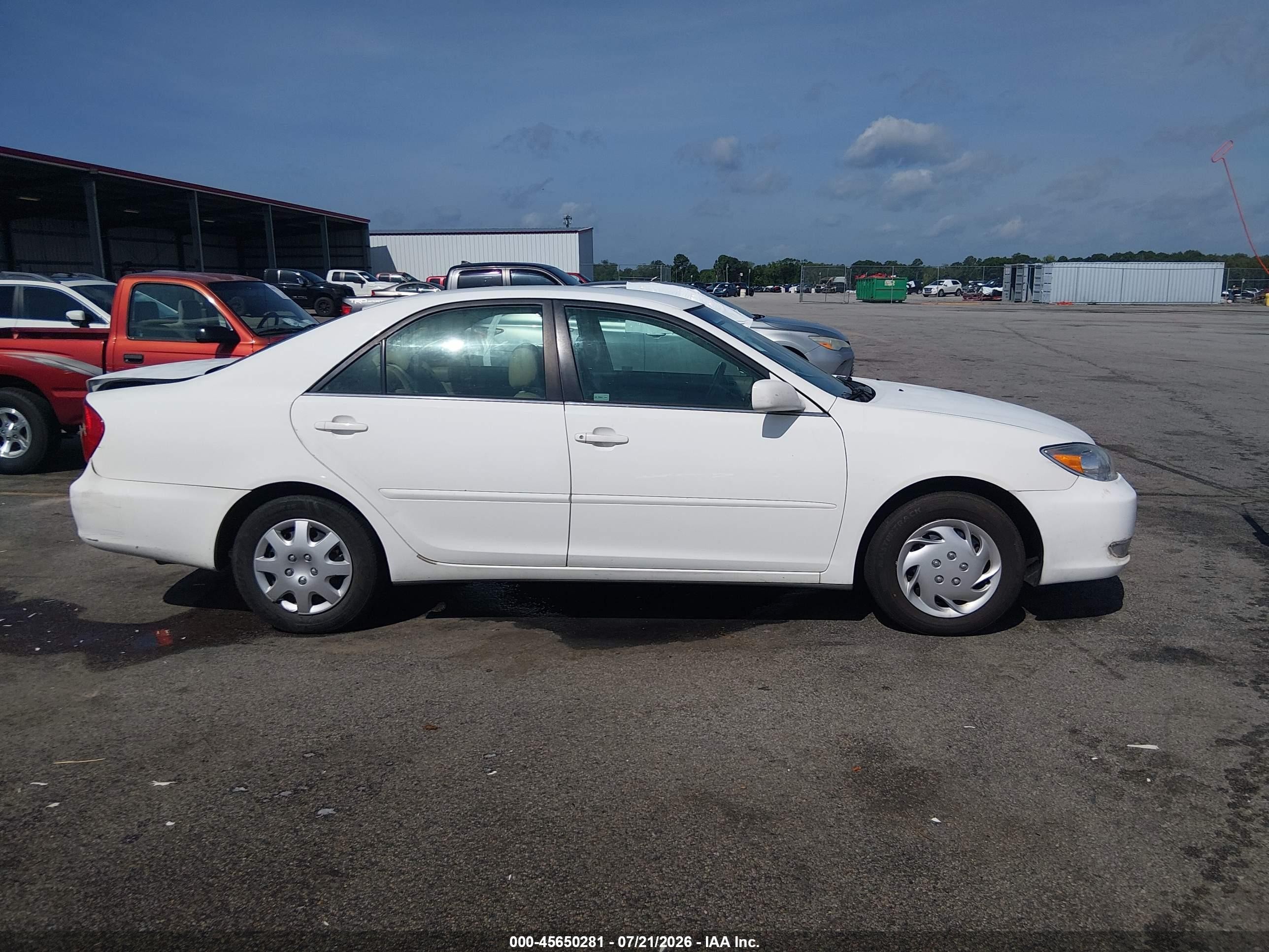 2002 Toyota Camry Le White vin: 4T1BE32K72U068135