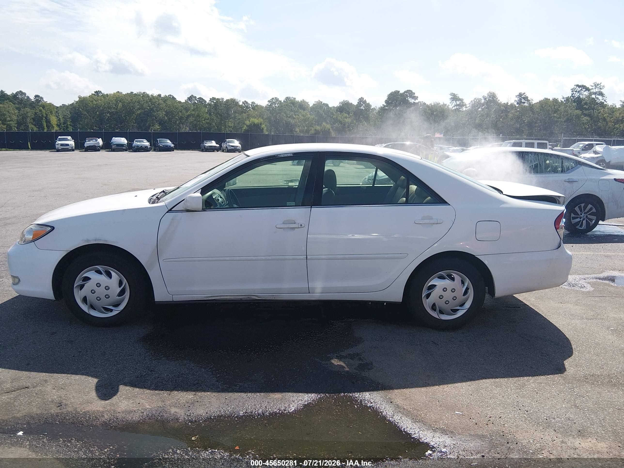 2002 Toyota Camry Le White vin: 4T1BE32K72U068135
