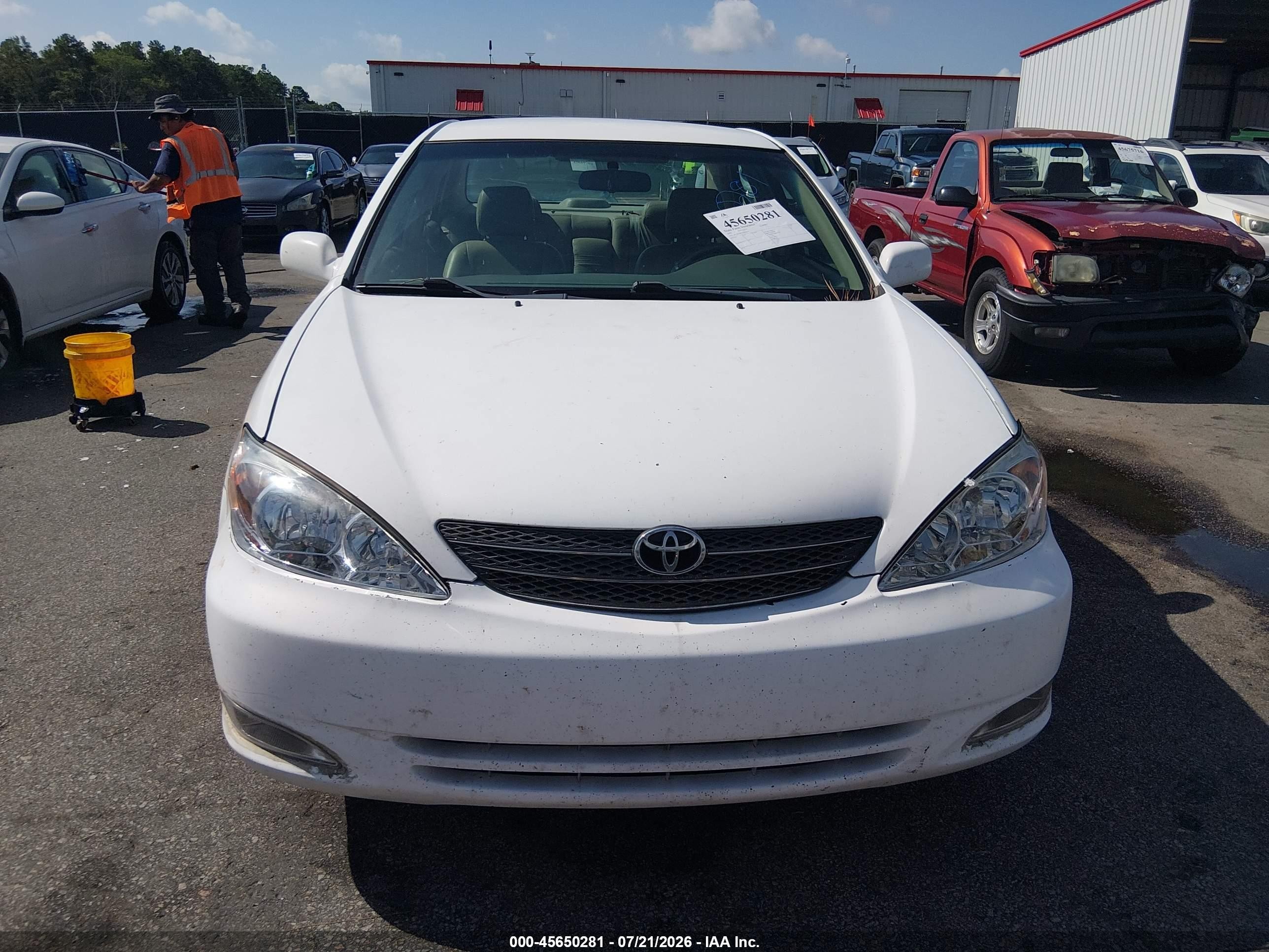 2002 Toyota Camry Le White vin: 4T1BE32K72U068135