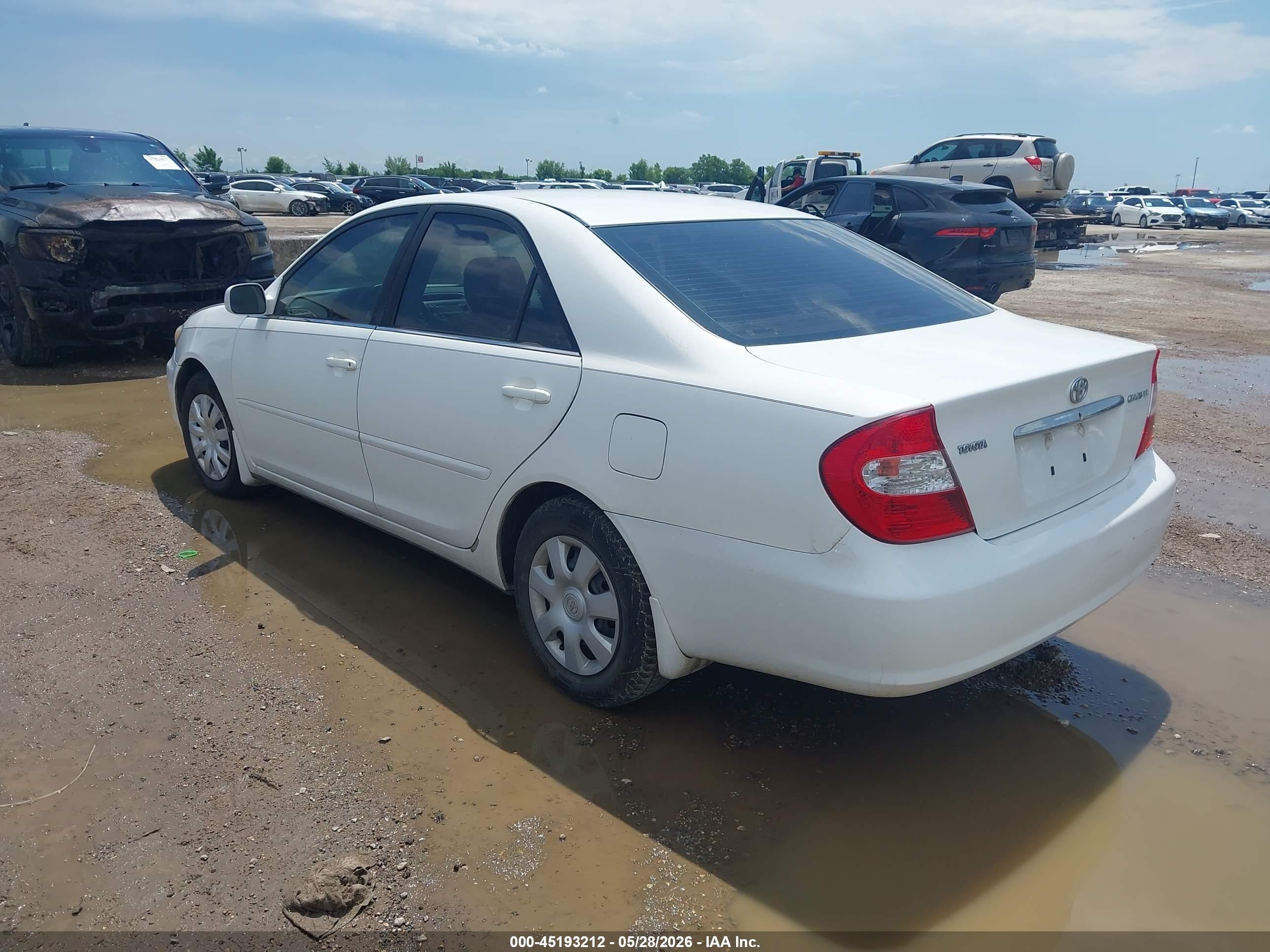 2004 Toyota Camry Le White vin: 4T1BE32K74U271271