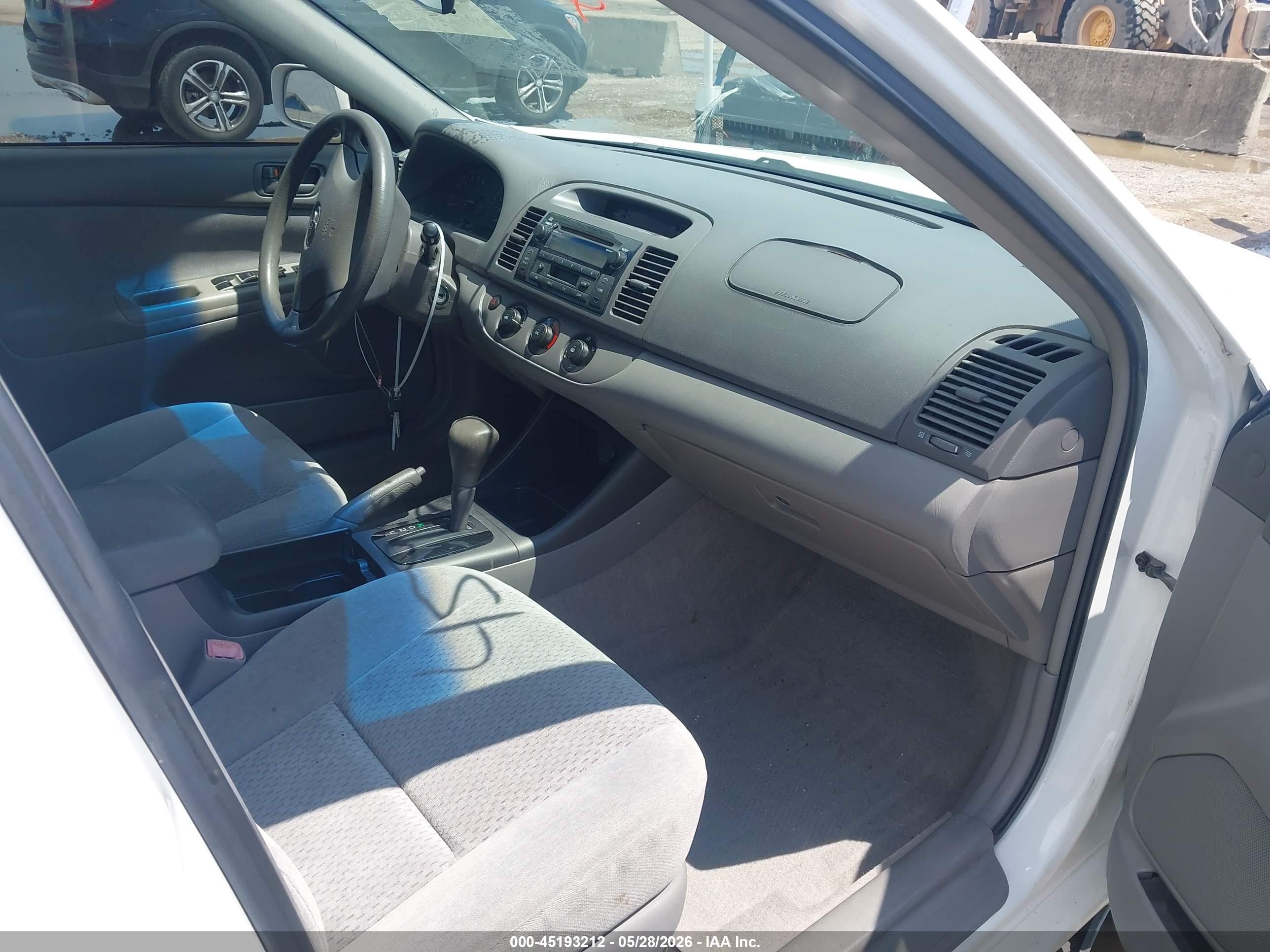 2004 Toyota Camry Le White vin: 4T1BE32K74U271271