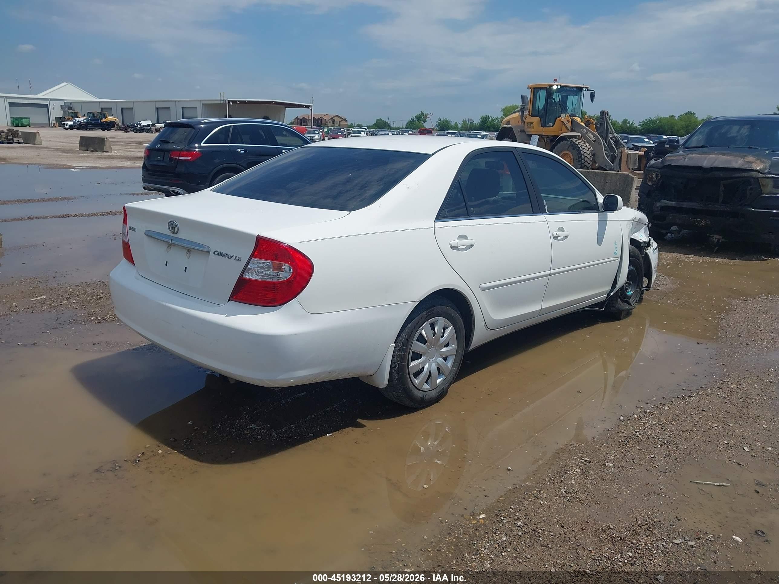 2004 Toyota Camry Le White vin: 4T1BE32K74U271271