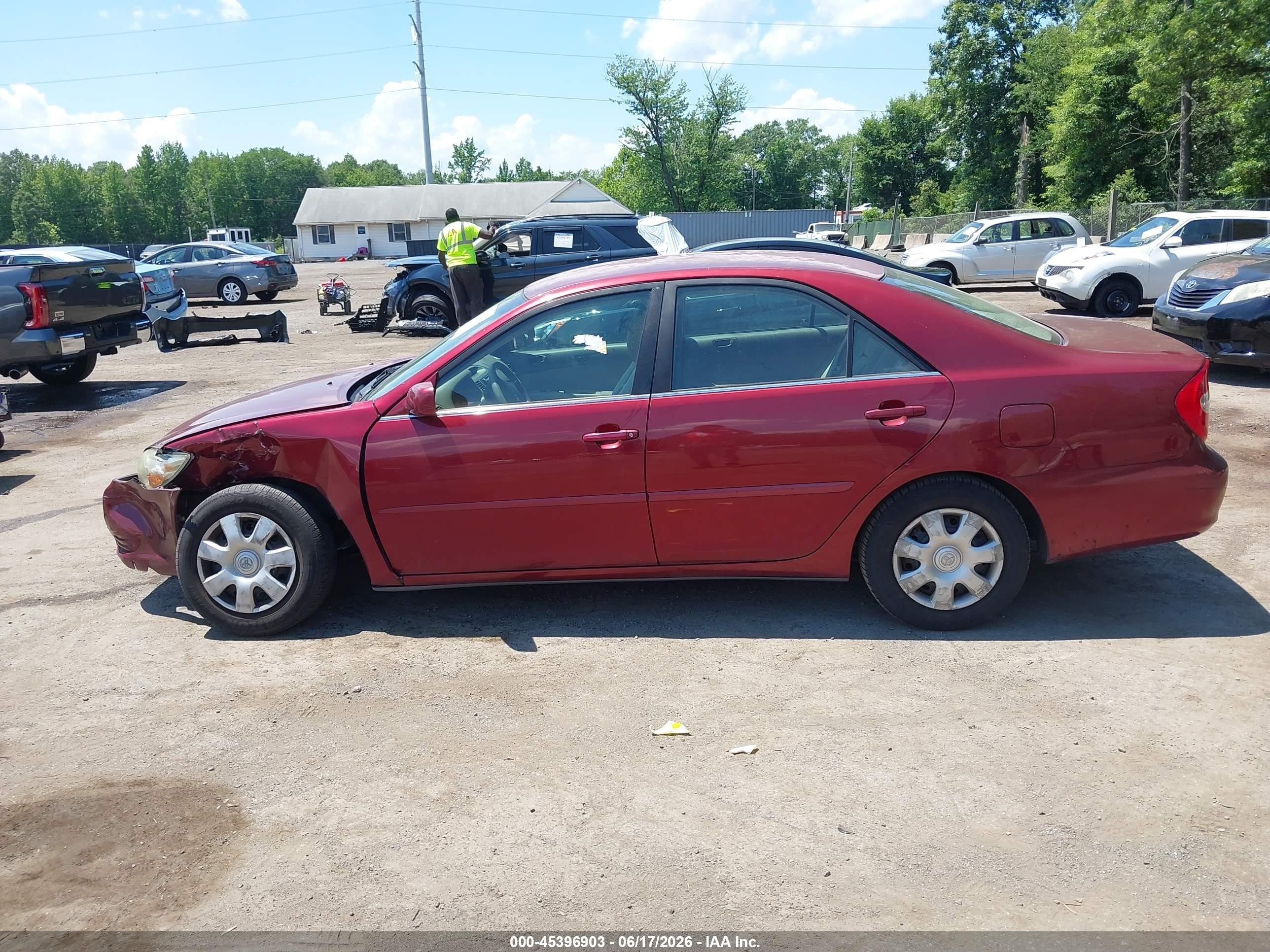 2004 Toyota Camry Le Red vin: 4T1BE32K74U281895