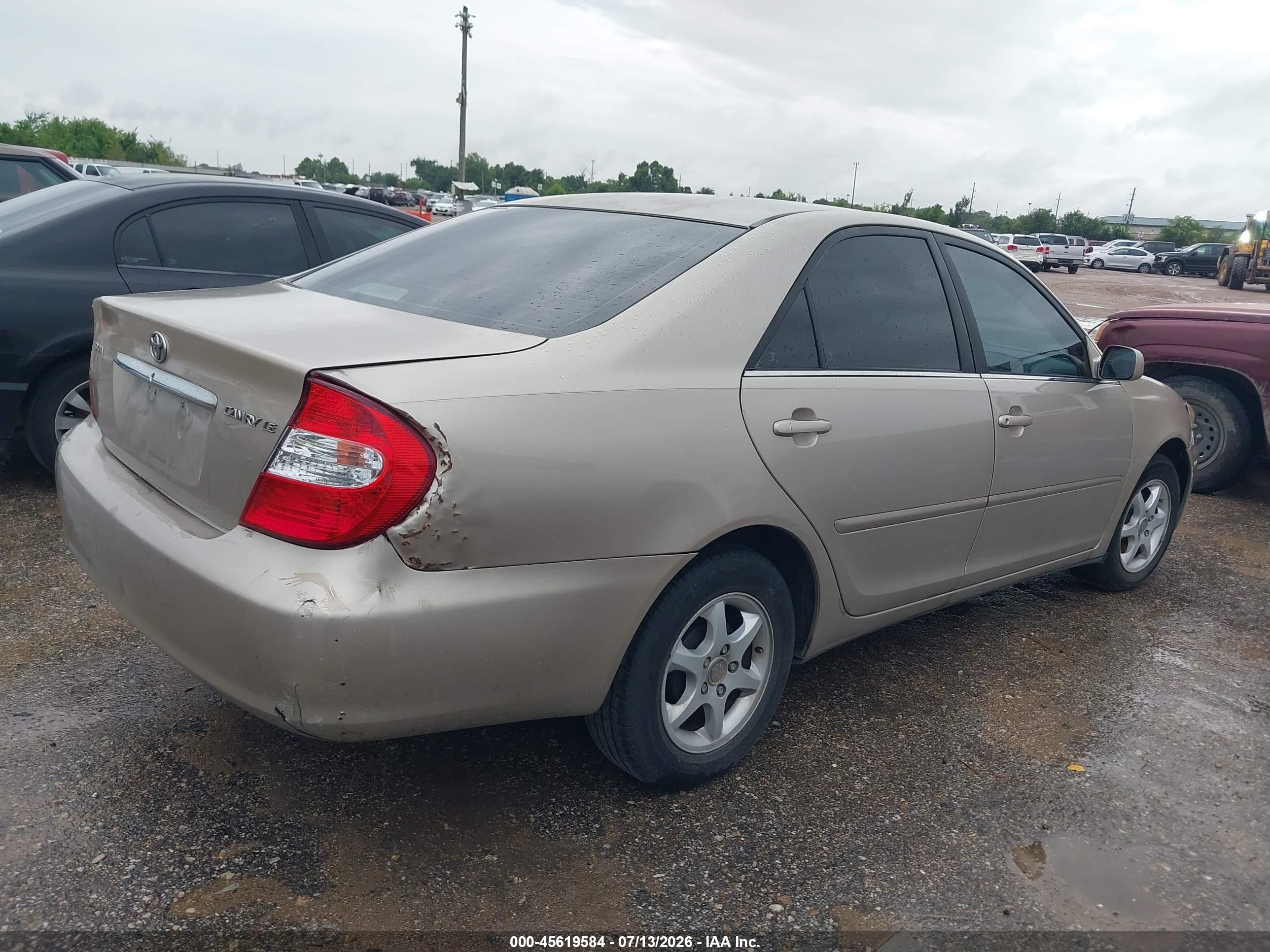 2004 Toyota Camry Le Gold vin: 4T1BE32K74U283081