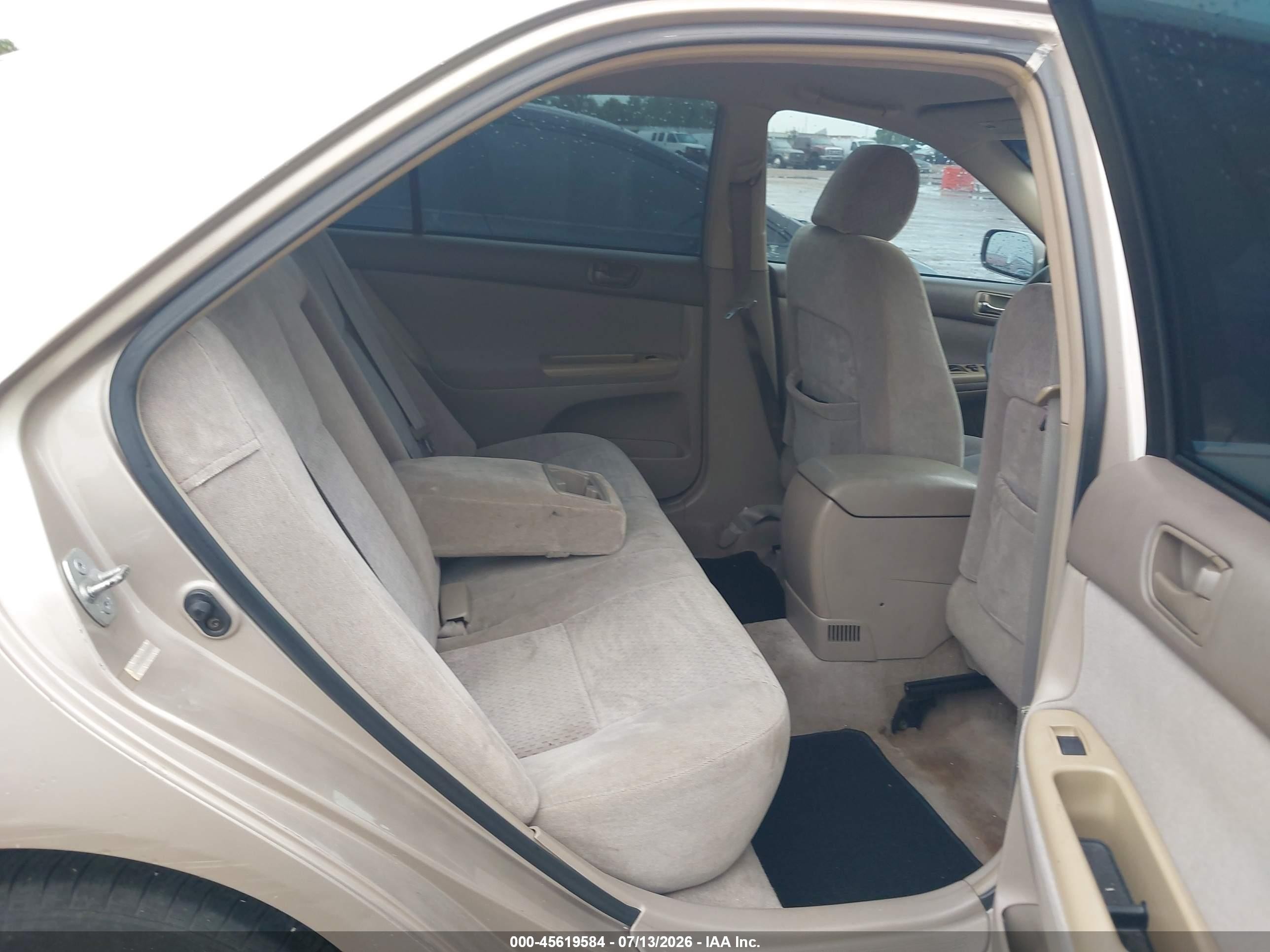 2004 Toyota Camry Le Gold vin: 4T1BE32K74U283081