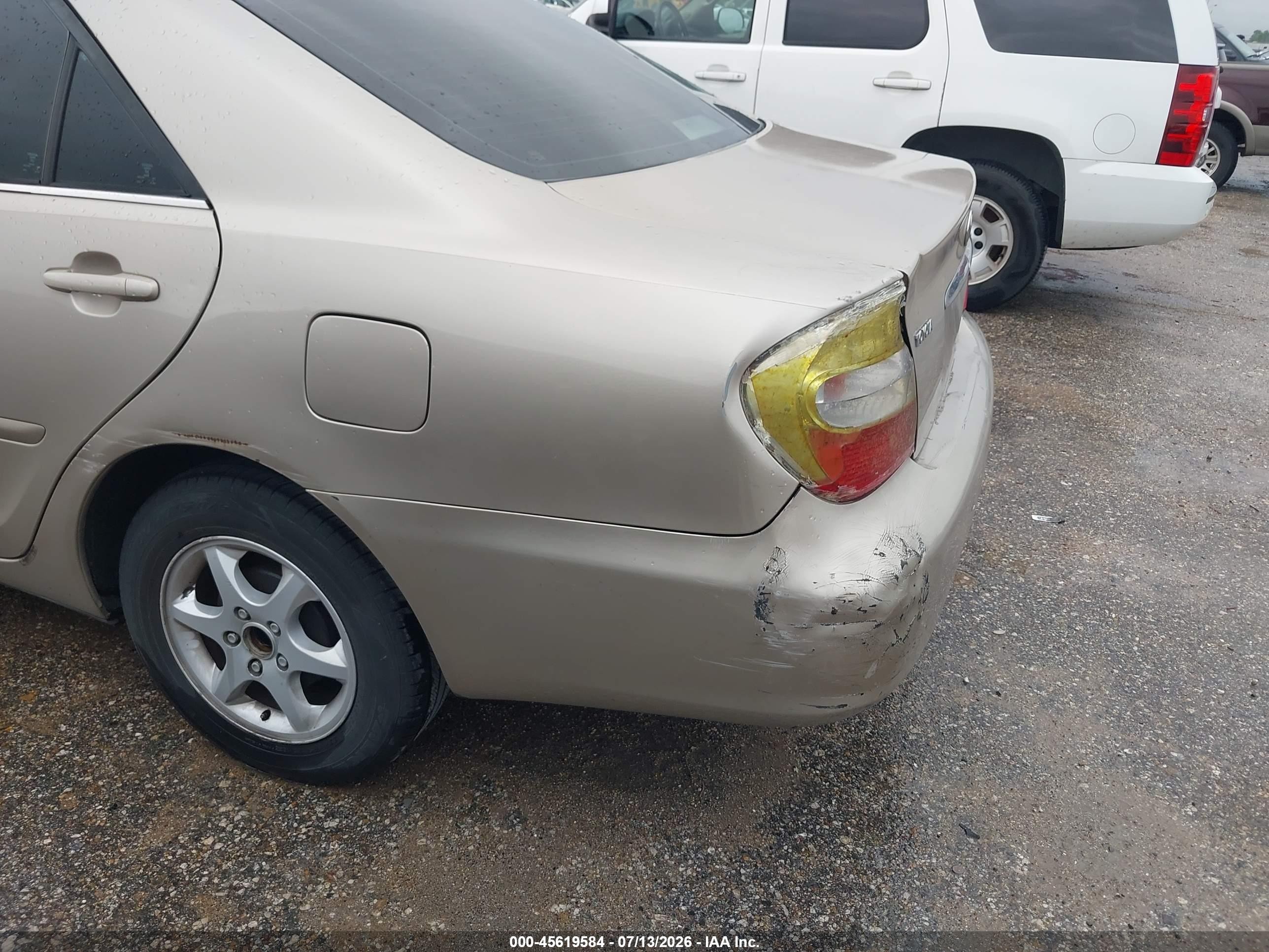 2004 Toyota Camry Le Gold vin: 4T1BE32K74U283081