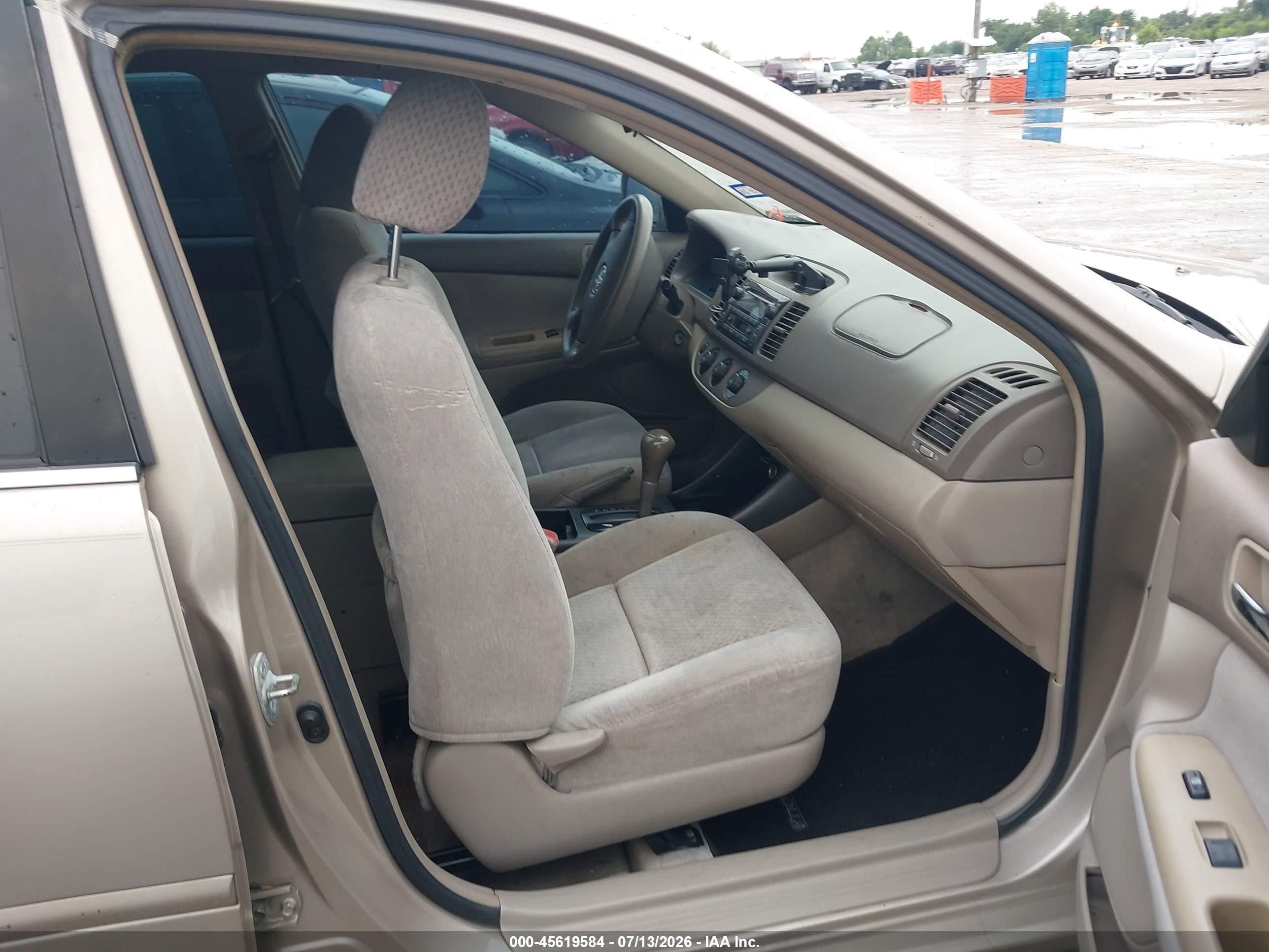 2004 Toyota Camry Le Gold vin: 4T1BE32K74U283081