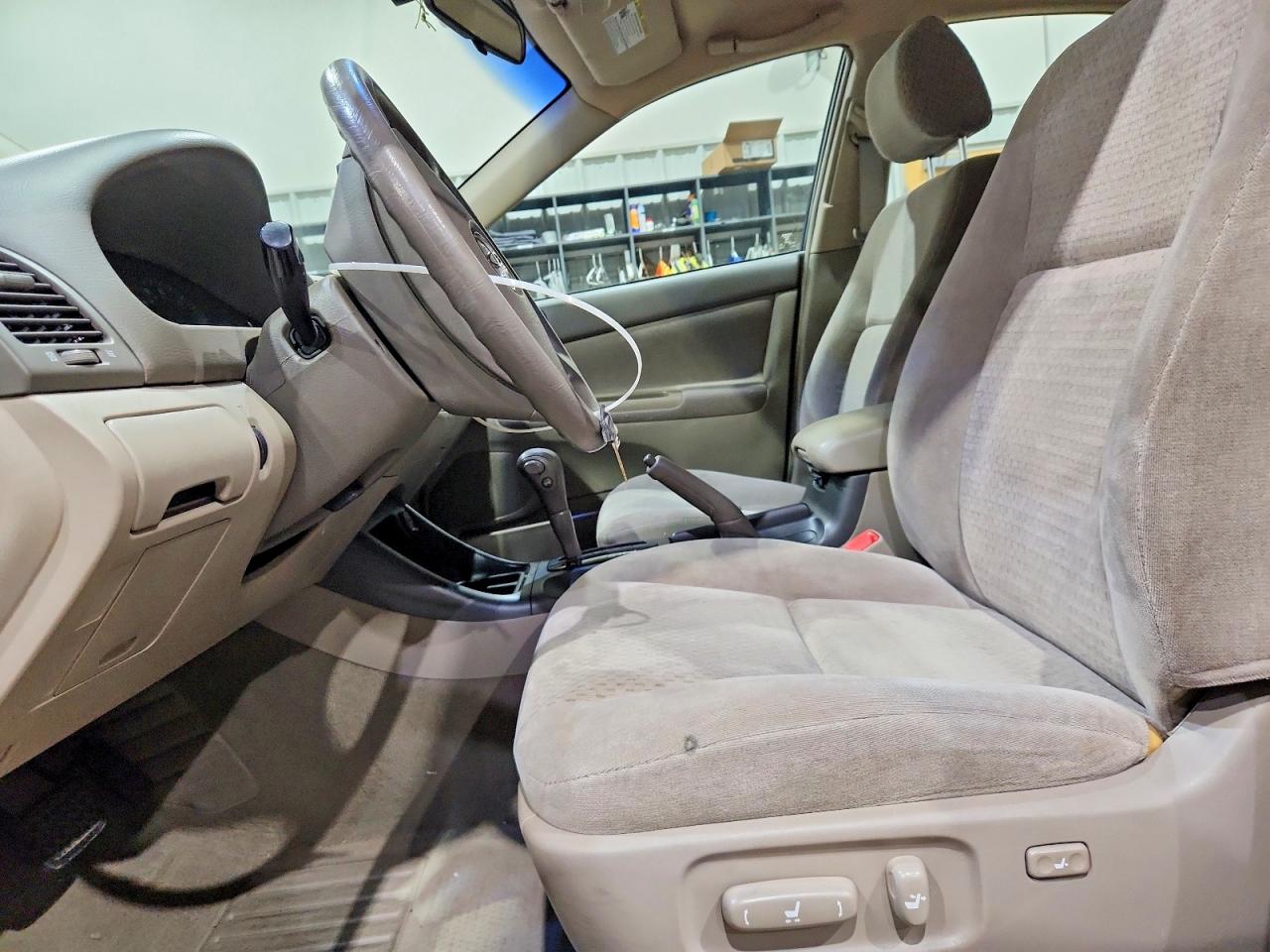 2004 Toyota Camry Le Cream vin: 4T1BE32K74U826803