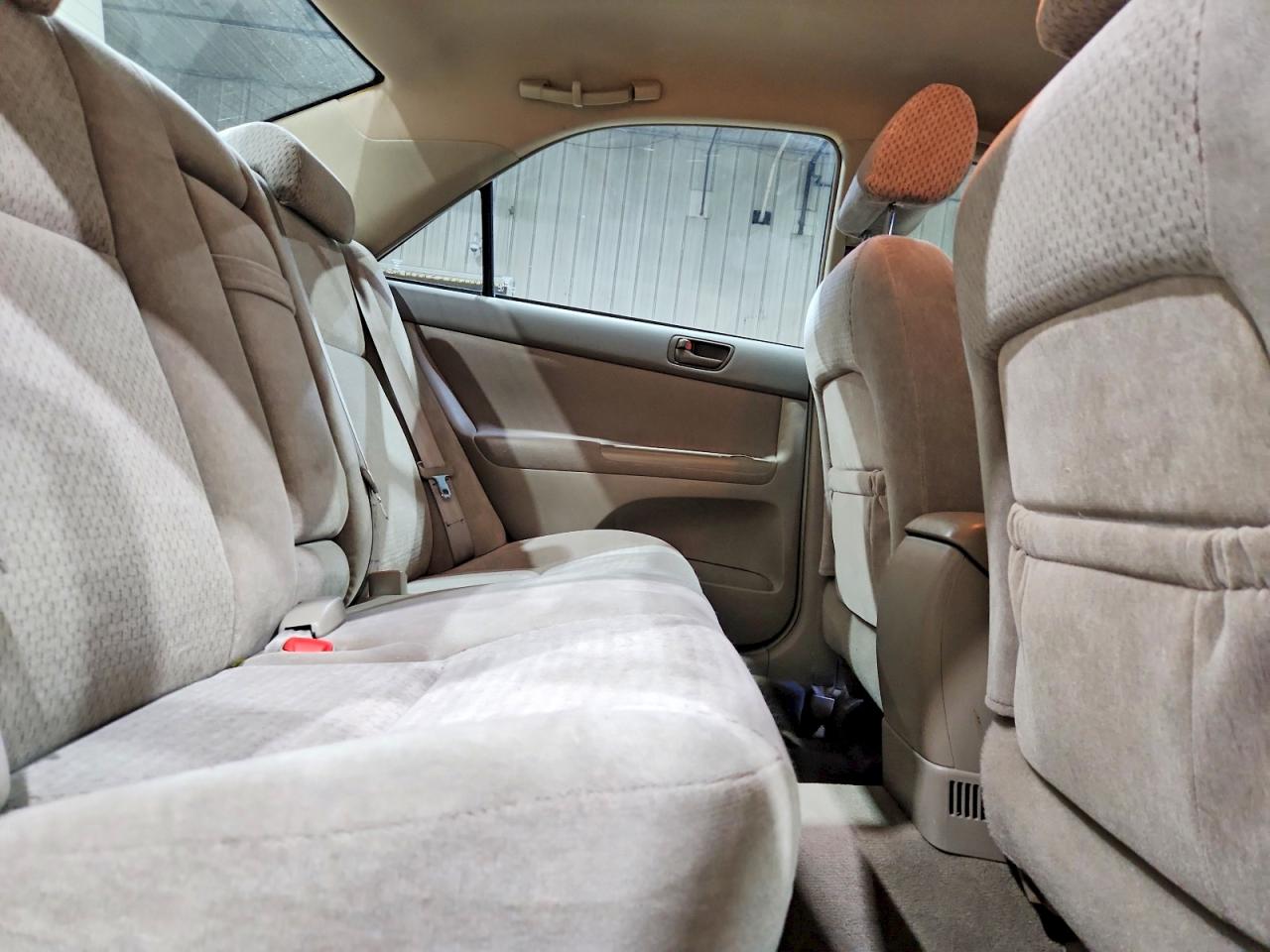 2004 Toyota Camry Le Cream vin: 4T1BE32K74U826803