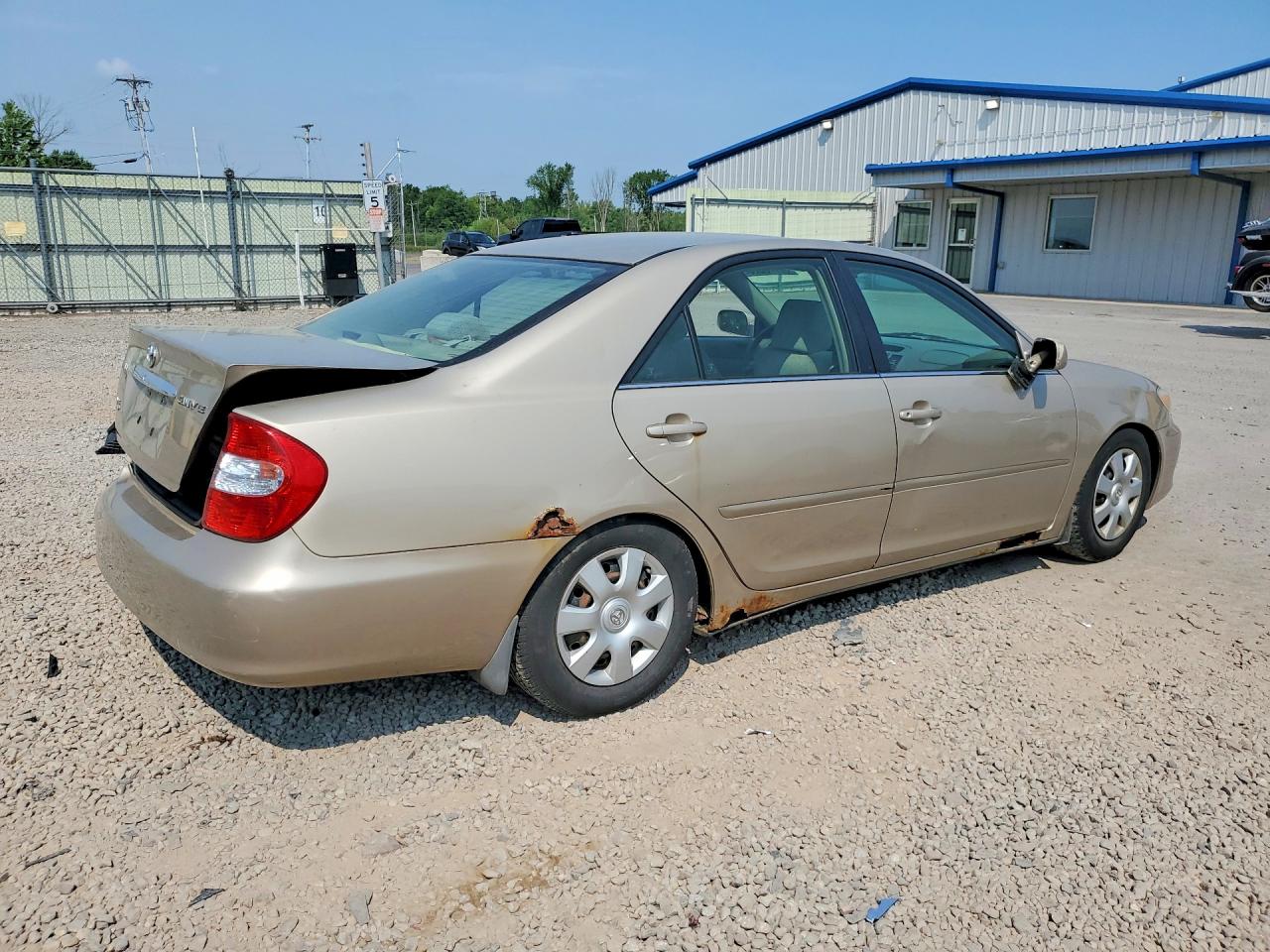 2004 Toyota Camry Le Gold vin: 4T1BE32K74U833508