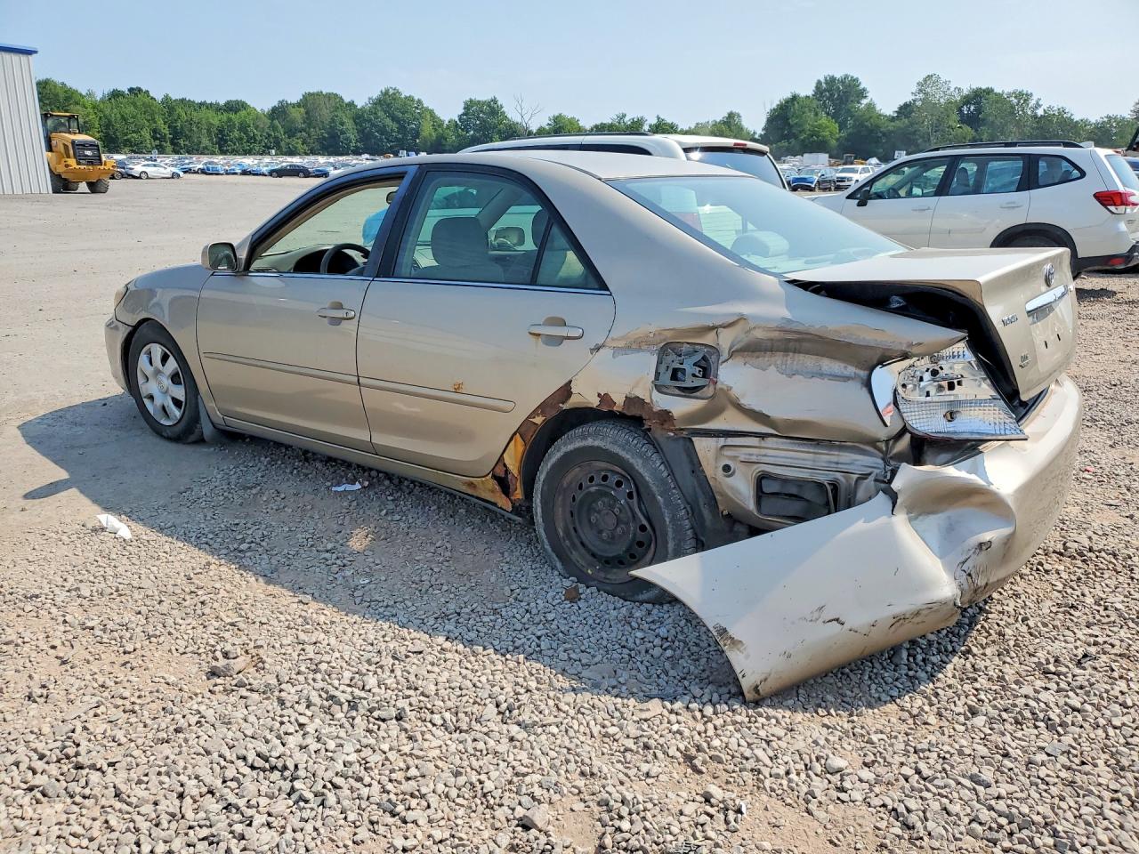 2004 Toyota Camry Le Gold vin: 4T1BE32K74U833508