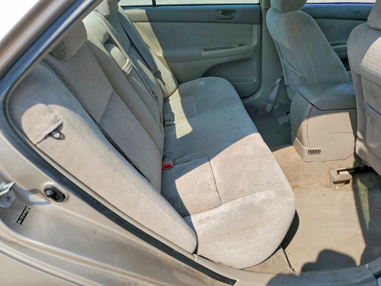 2004 Toyota Camry Le Gold vin: 4T1BE32K74U833508