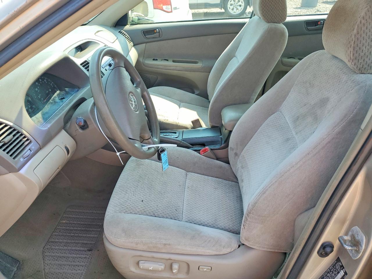 2004 Toyota Camry Le Gold vin: 4T1BE32K74U833508