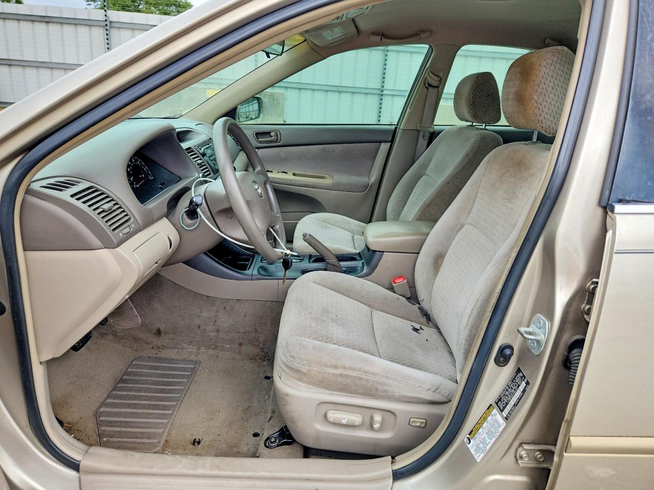 2004 Toyota Camry Le Tan vin: 4T1BE32K74U907574