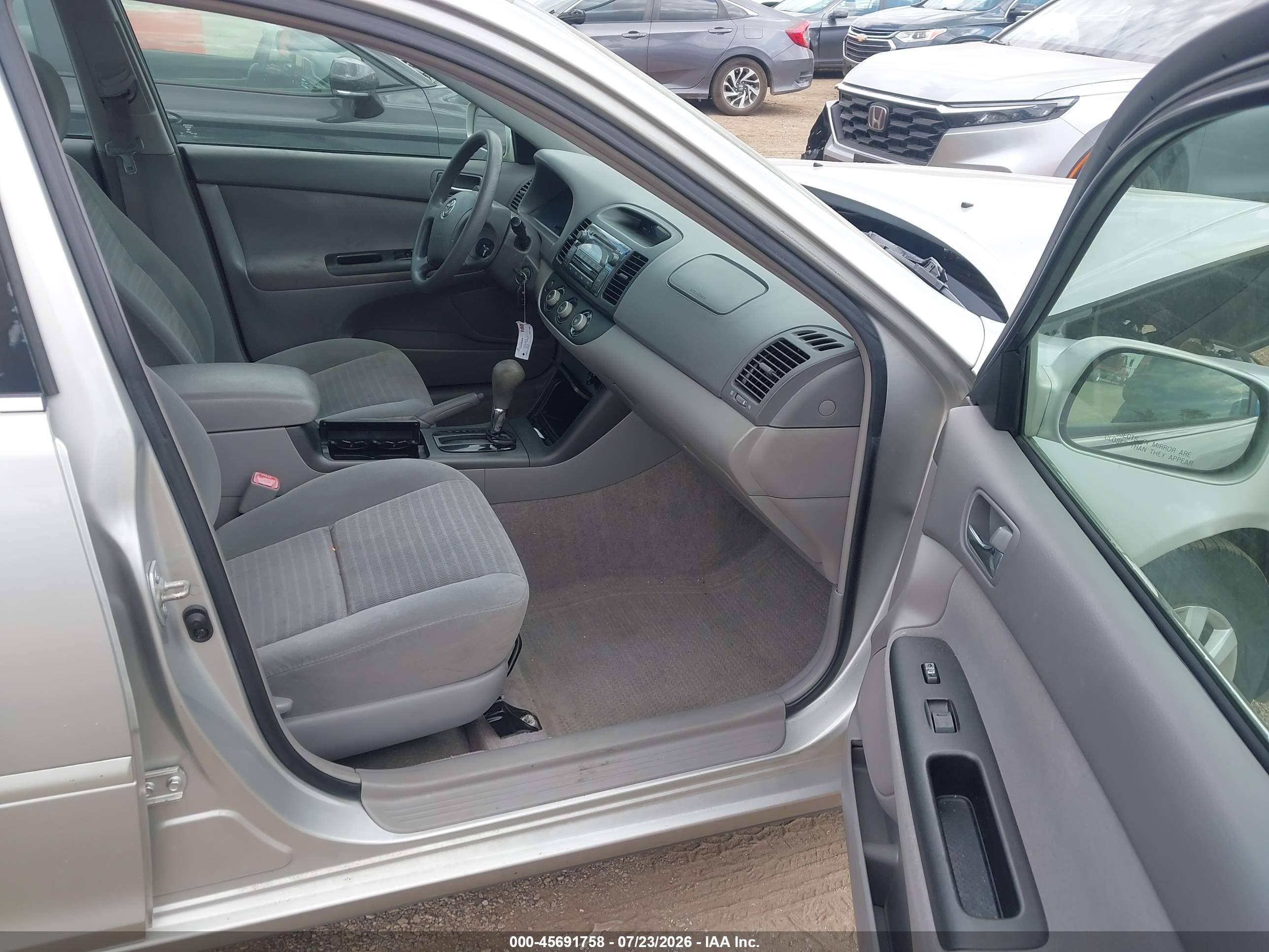 2005 Toyota Camry Le Silver vin: 4T1BE32K75U055034