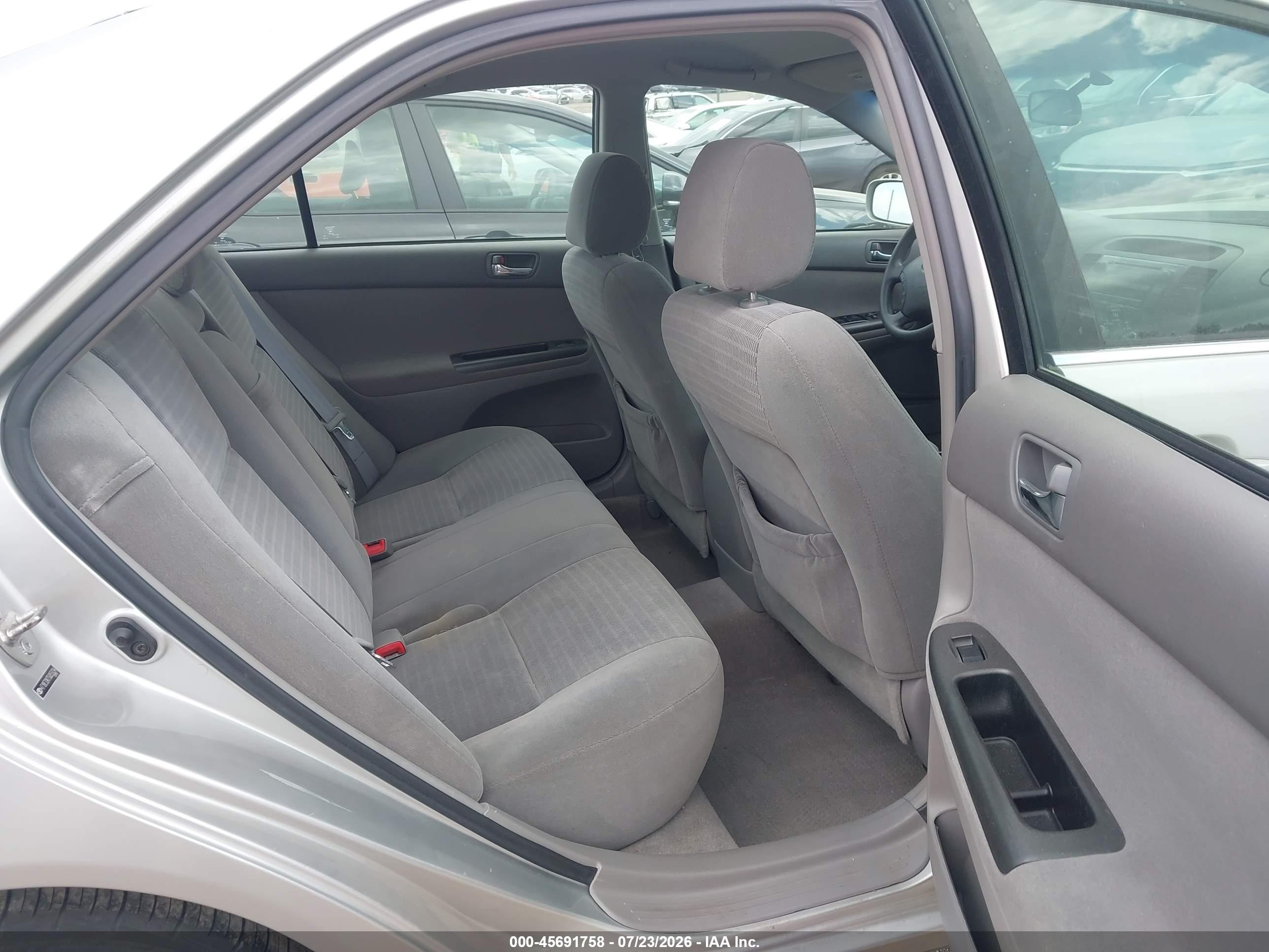 2005 Toyota Camry Le Silver vin: 4T1BE32K75U055034