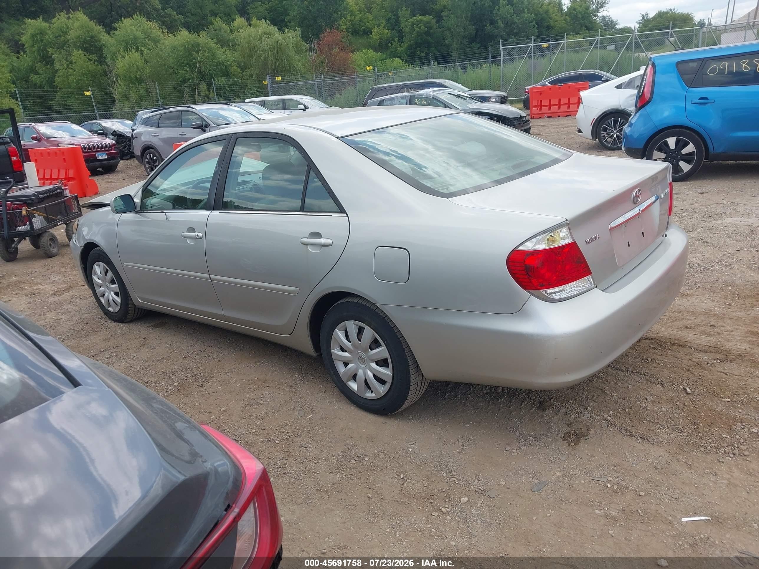 2005 Toyota Camry Le Silver vin: 4T1BE32K75U055034