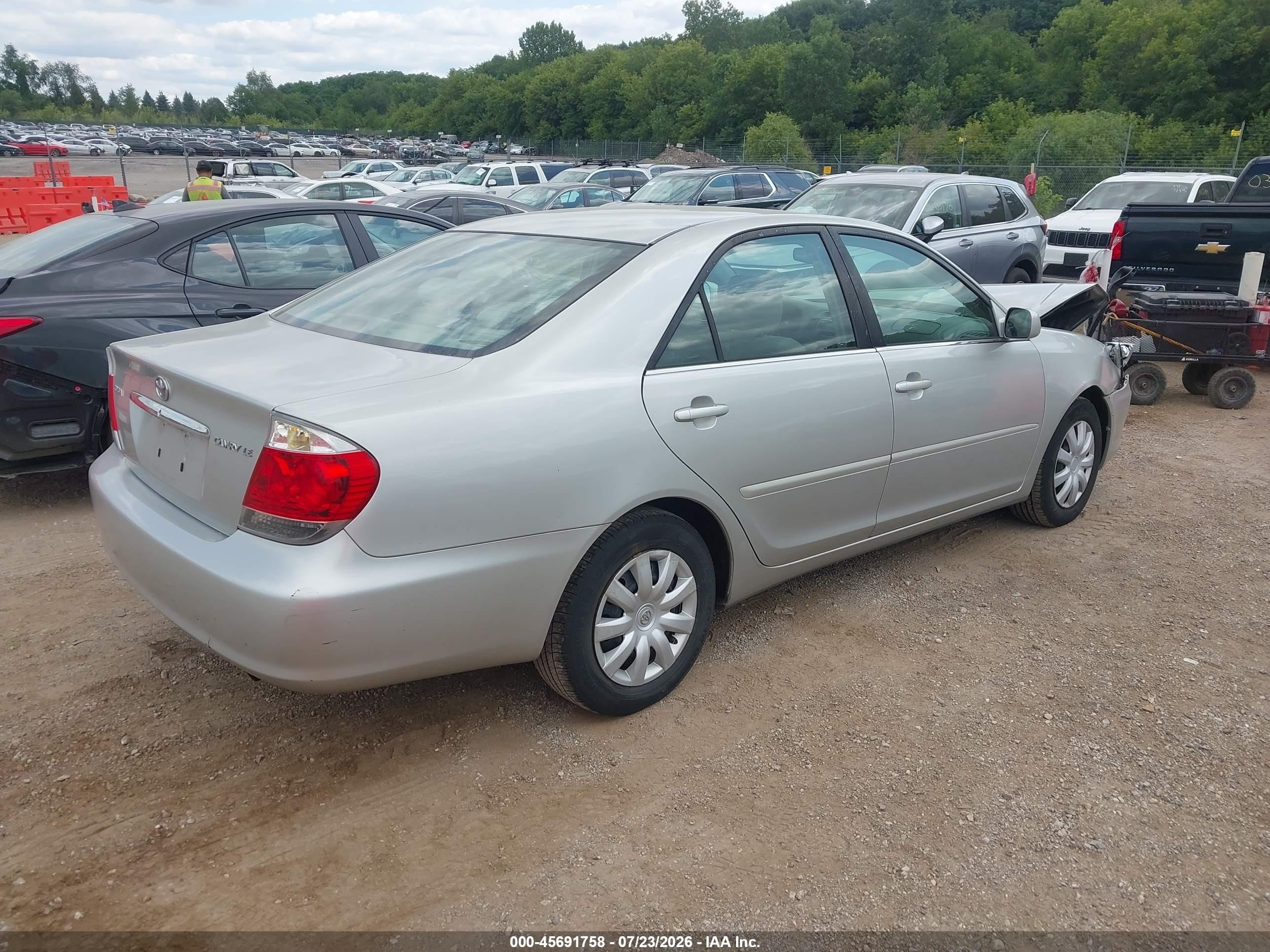 2005 Toyota Camry Le Silver vin: 4T1BE32K75U055034