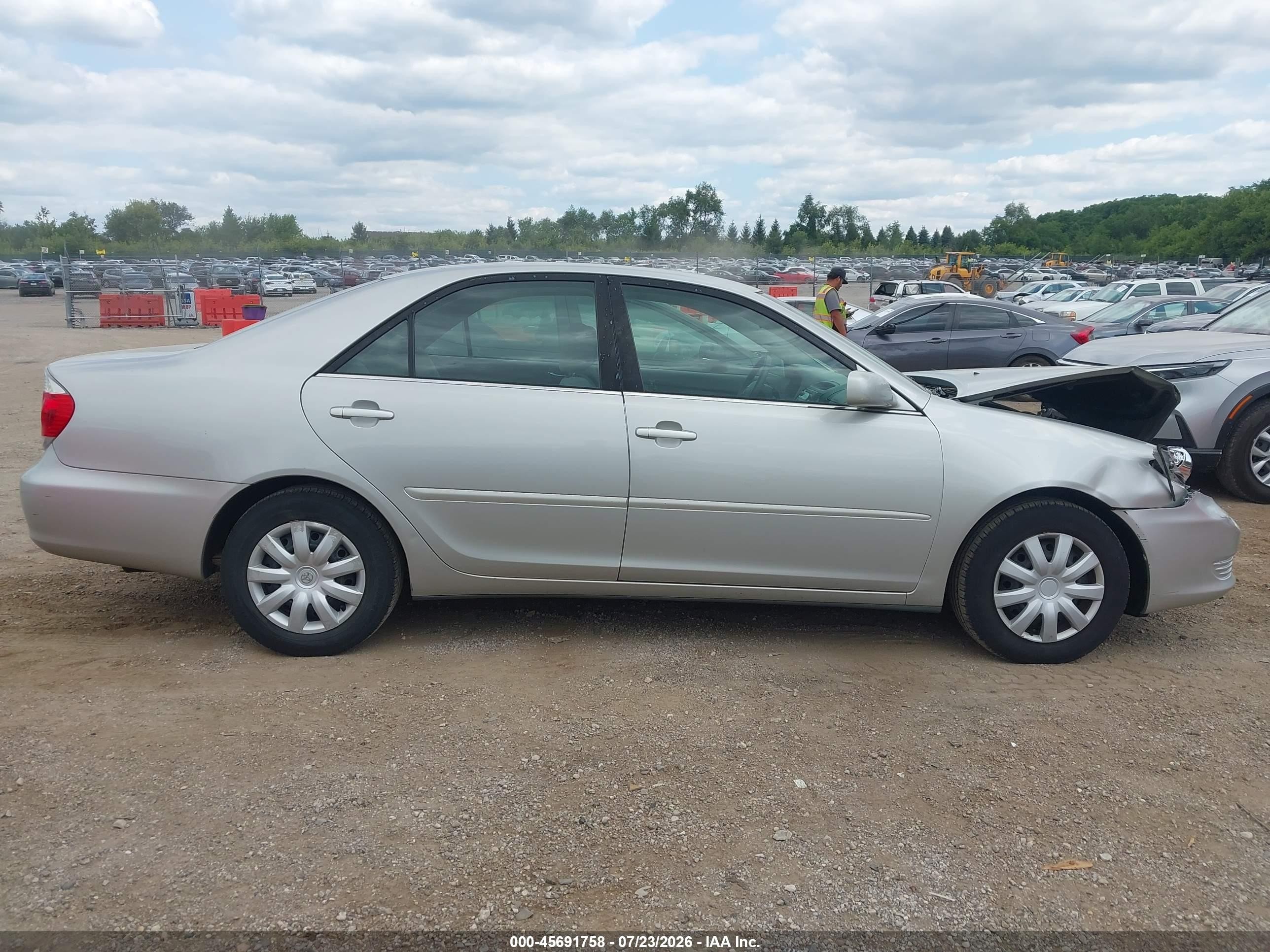 2005 Toyota Camry Le Silver vin: 4T1BE32K75U055034