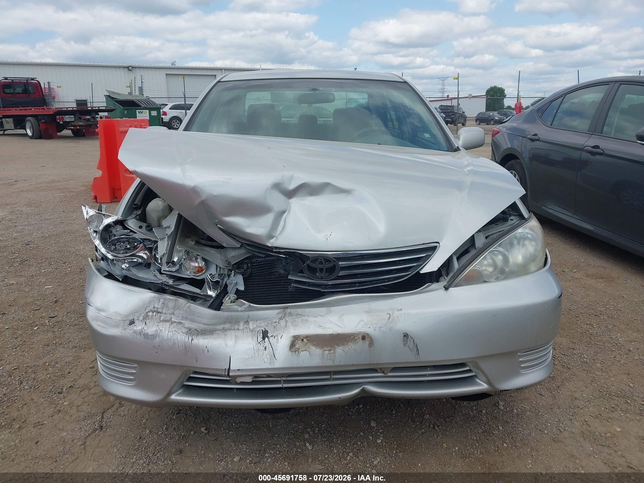 2005 Toyota Camry Le Silver vin: 4T1BE32K75U055034
