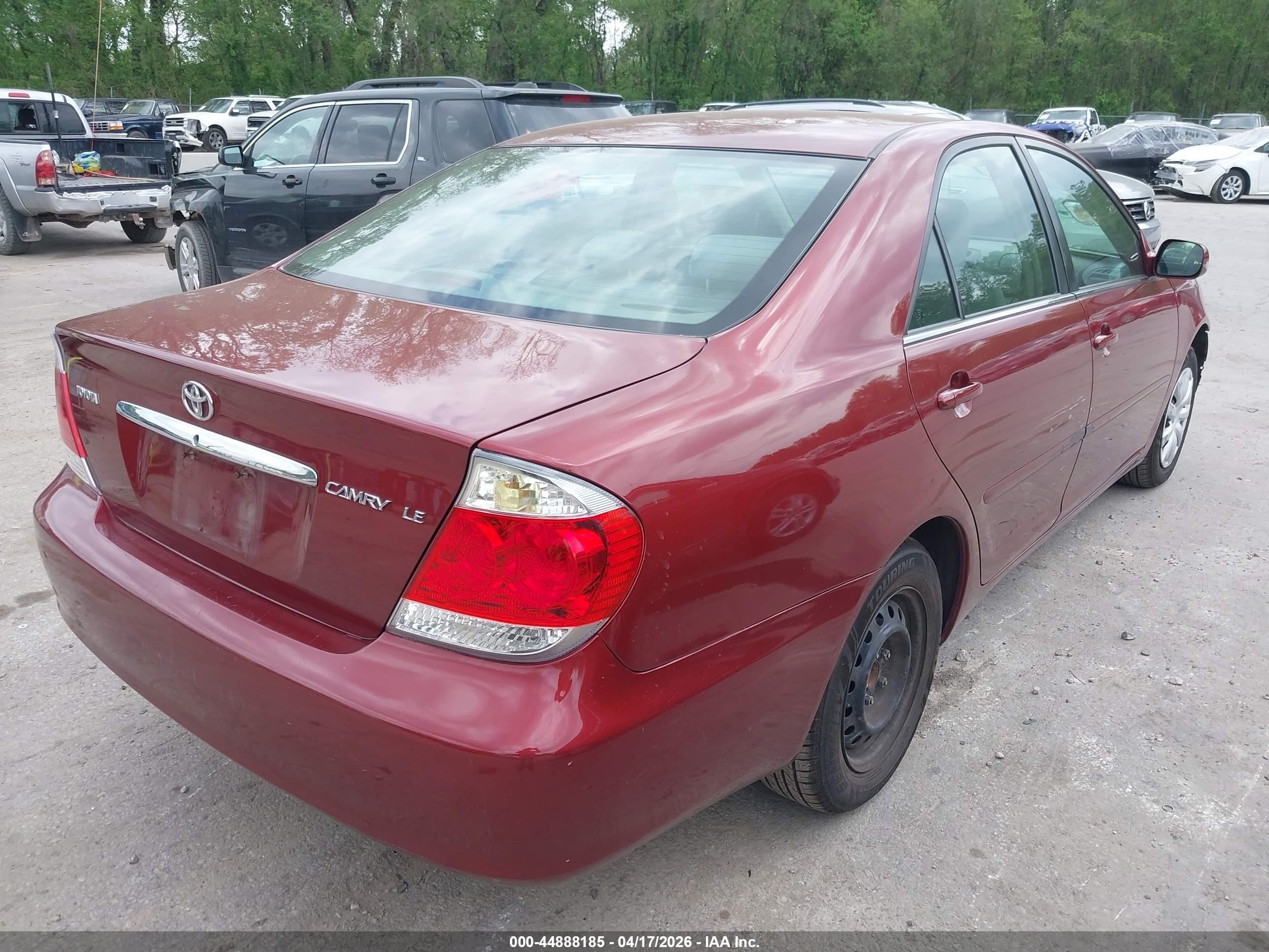 2005 Toyota Camry Le Red vin: 4T1BE32K75U069385