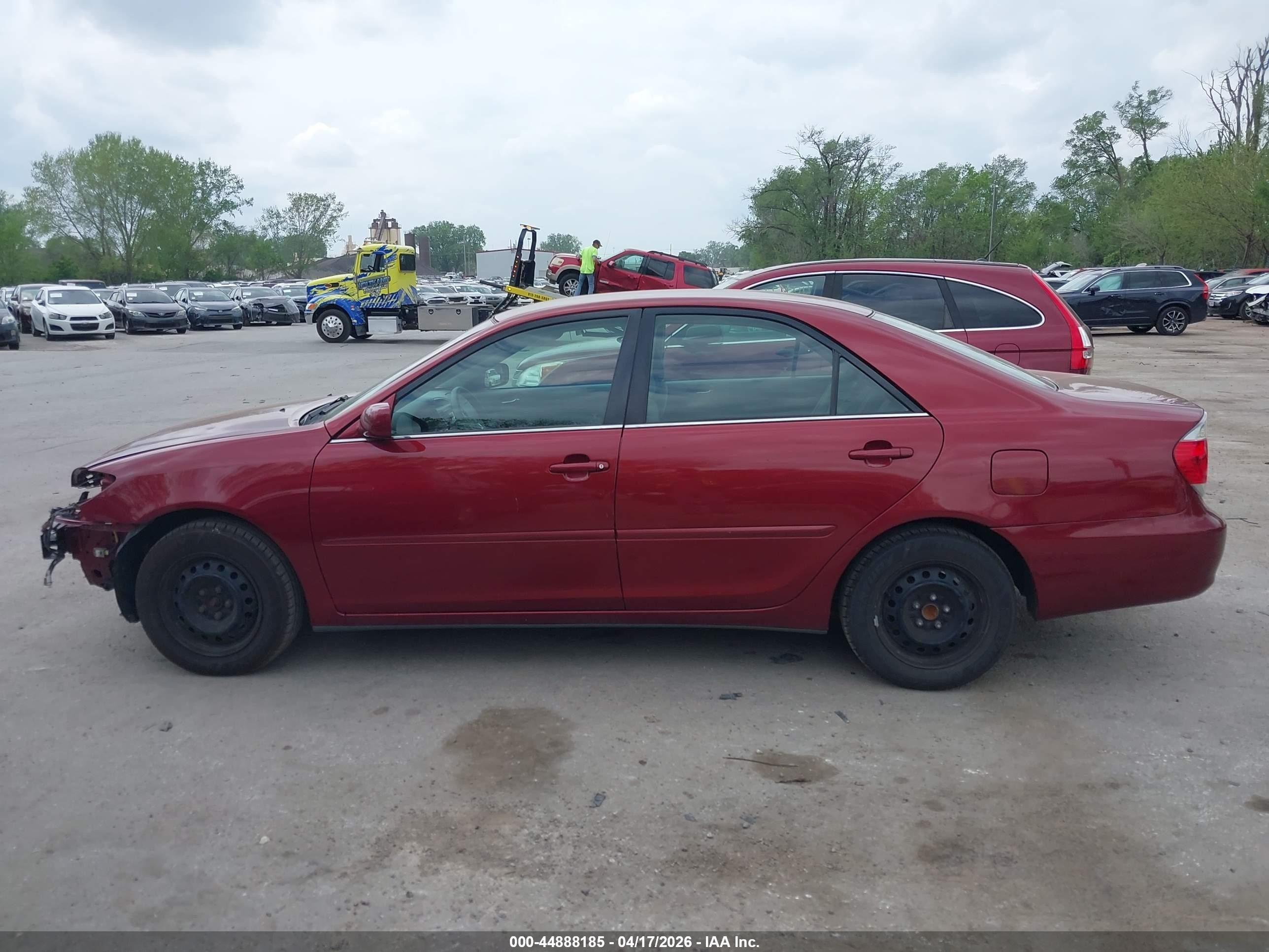 2005 Toyota Camry Le Red vin: 4T1BE32K75U069385