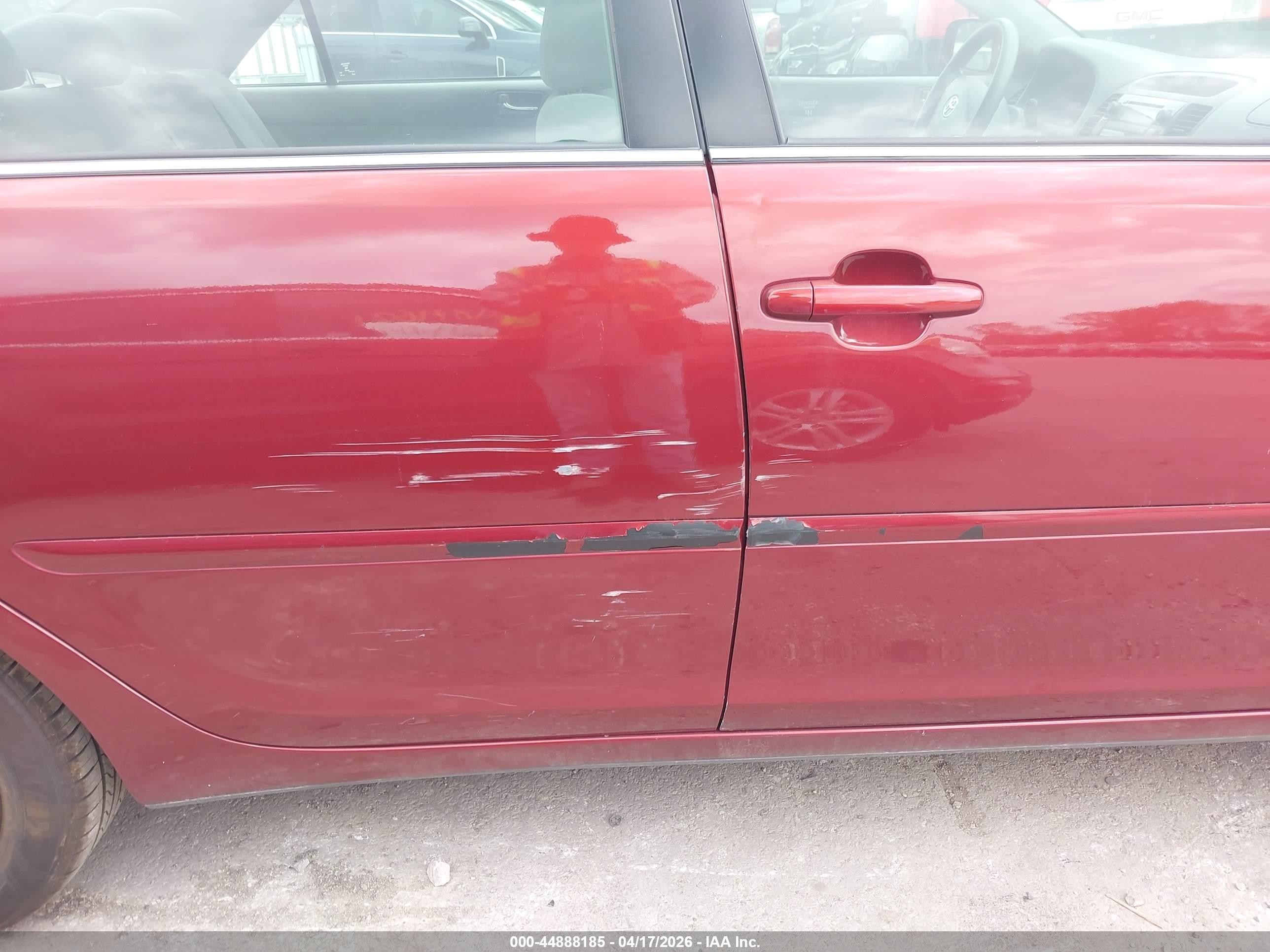2005 Toyota Camry Le Red vin: 4T1BE32K75U069385