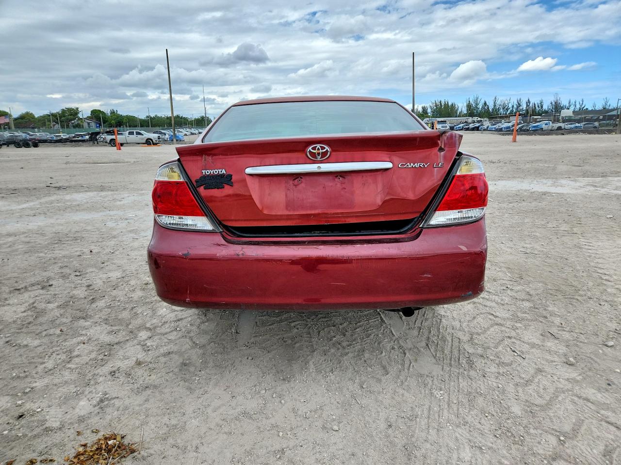 2005 Toyota Camry Le Красный vin: 4T1BE32K75U092150