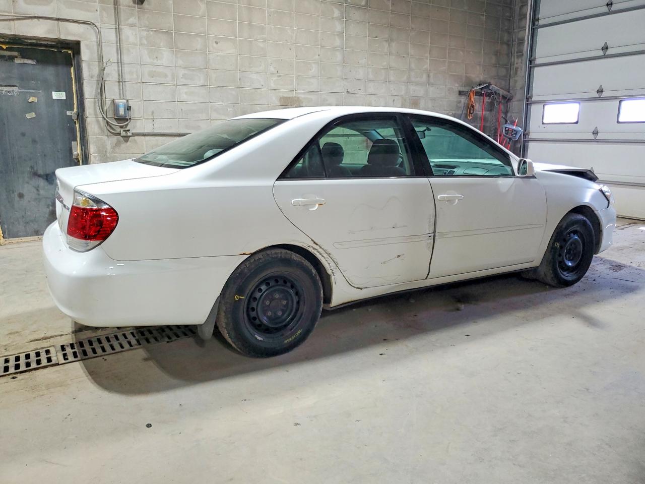2005 Toyota Camry Le White vin: 4T1BE32K75U385451
