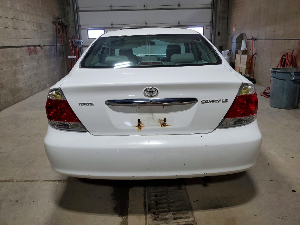 2005 Toyota Camry Le White vin: 4T1BE32K75U385451