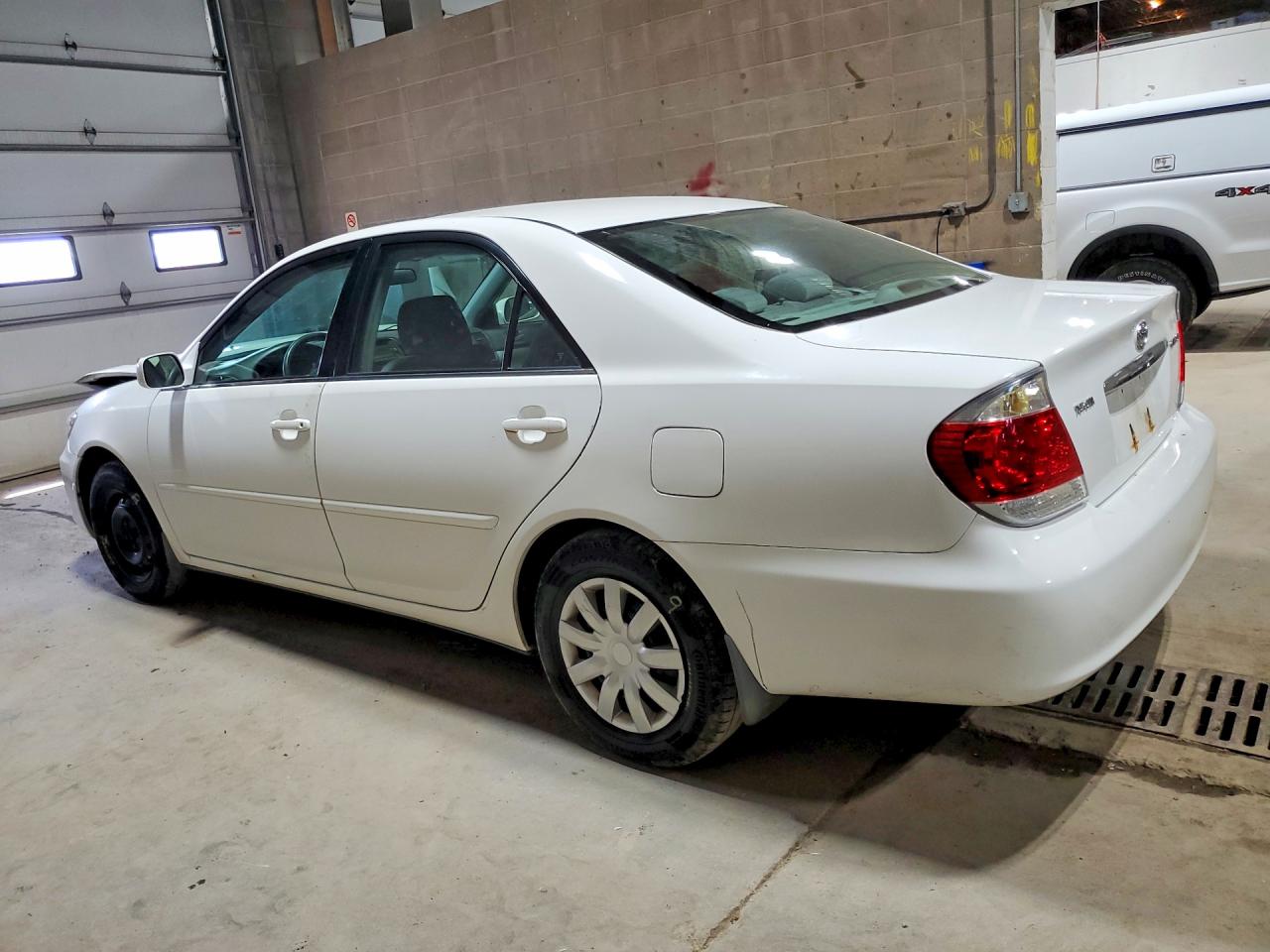 2005 Toyota Camry Le White vin: 4T1BE32K75U385451