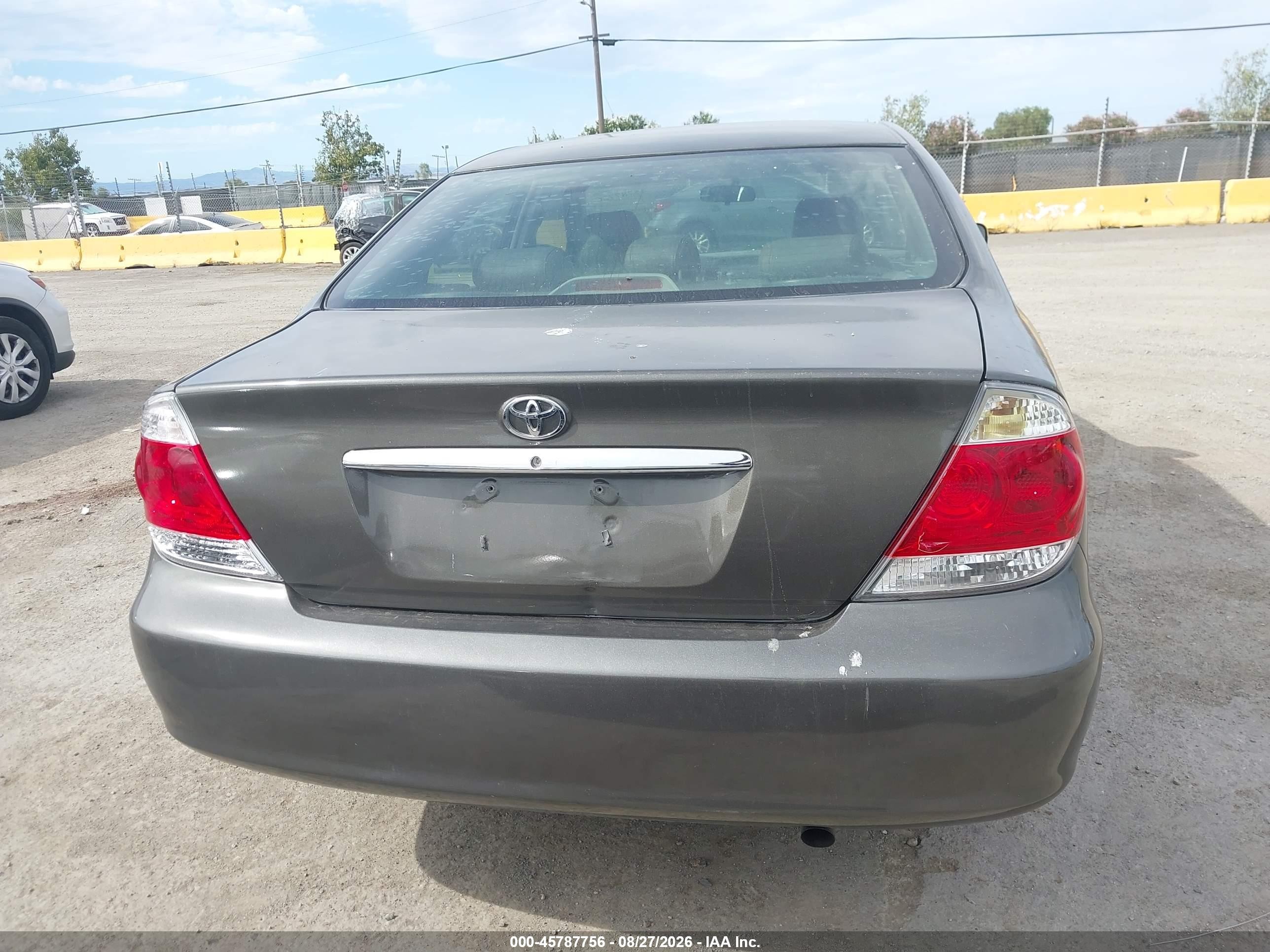 2005 Toyota Camry Le Brown vin: 4T1BE32K75U527099