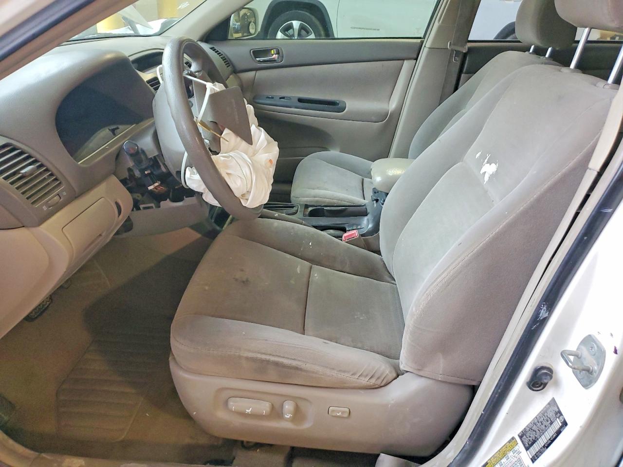 2005 Toyota Camry Le White vin: 4T1BE32K75U590638