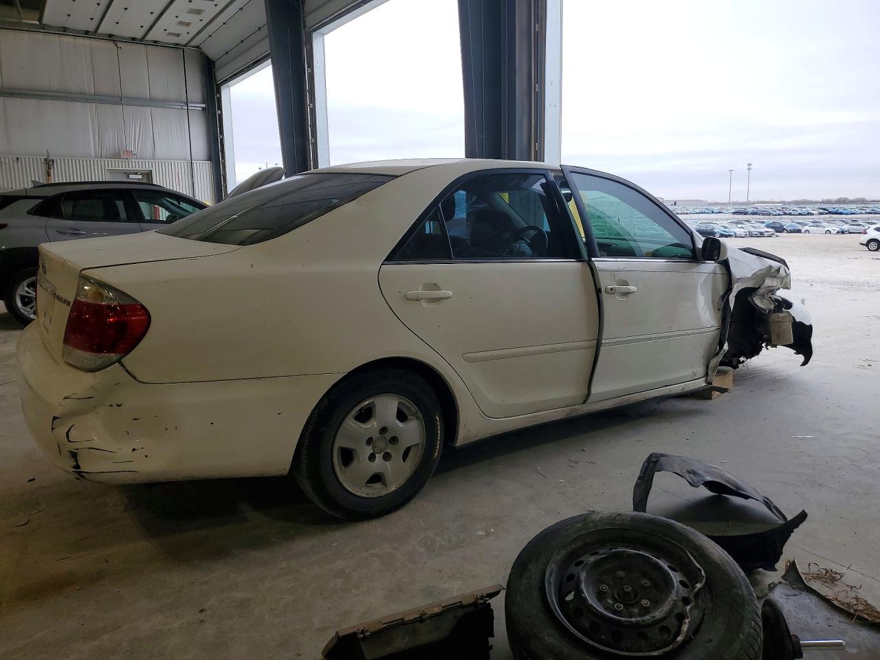 2005 Toyota Camry Le White vin: 4T1BE32K75U590638