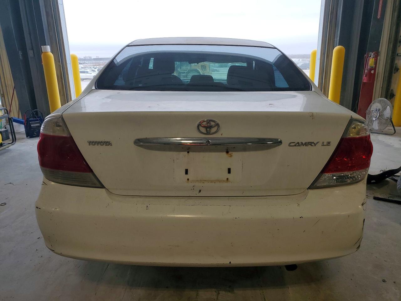 2005 Toyota Camry Le White vin: 4T1BE32K75U590638