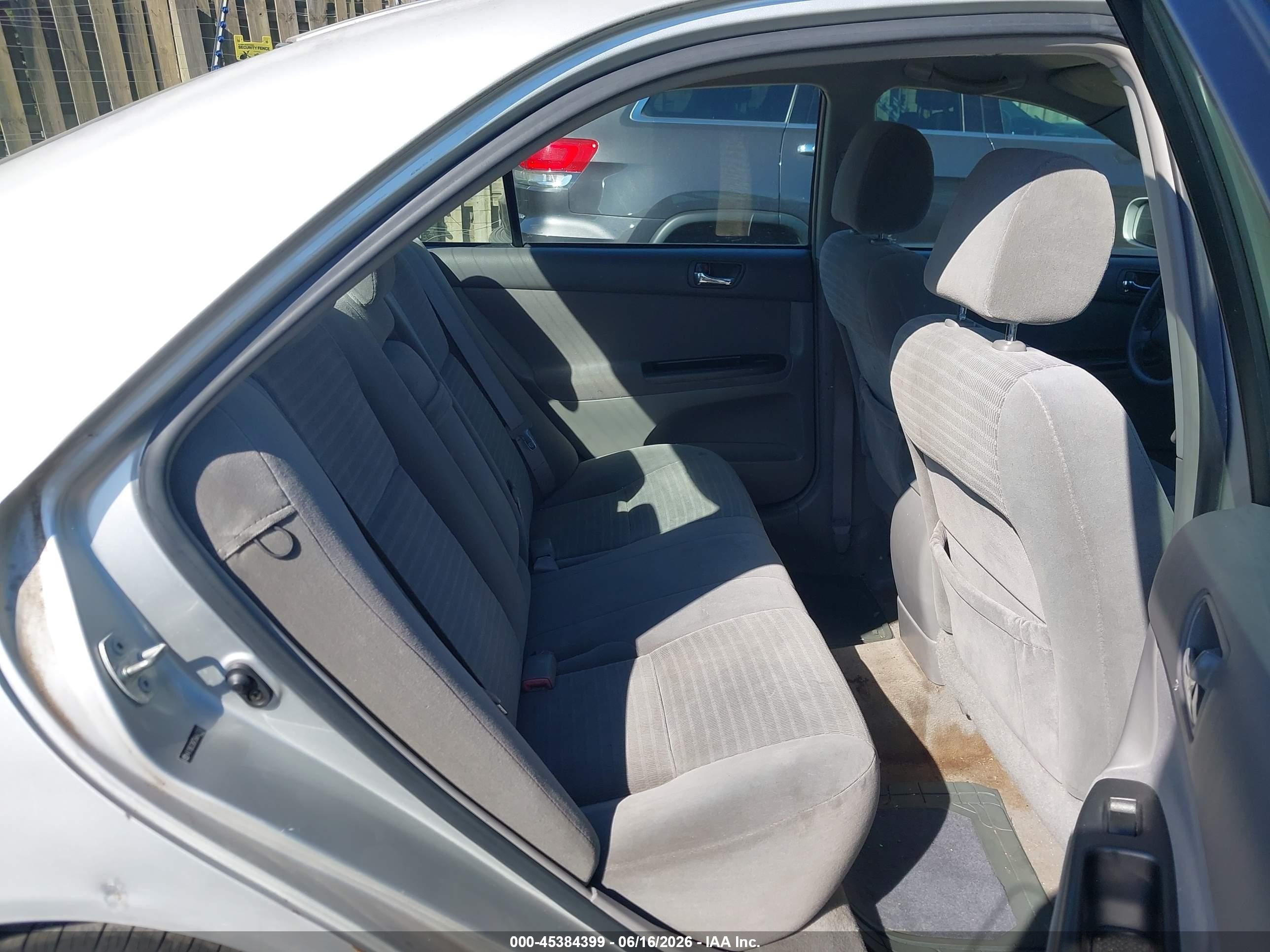 2005 Toyota Camry Le Silver vin: 4T1BE32K75U947347