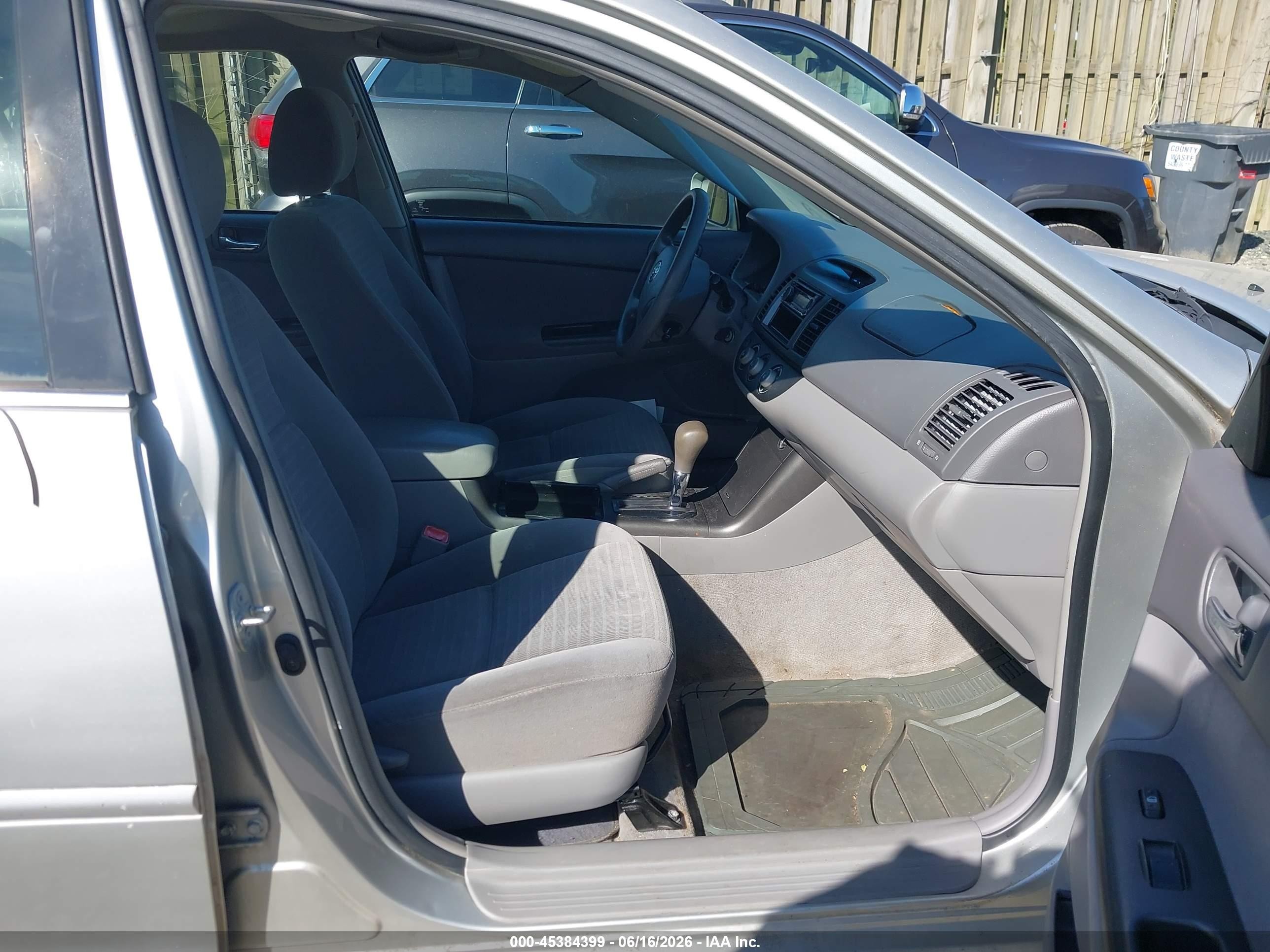 2005 Toyota Camry Le Silver vin: 4T1BE32K75U947347