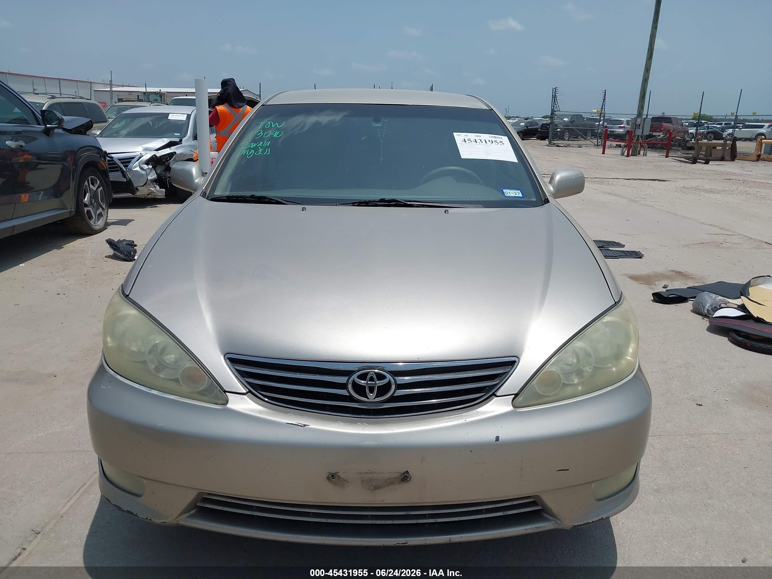 2005 Toyota Camry Xle Tan vin: 4T1BE32K75U972667