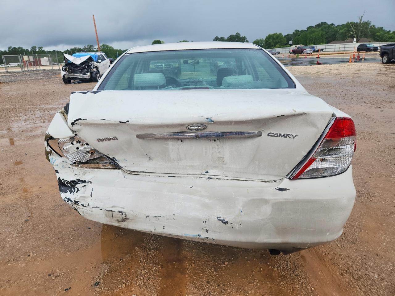 2002 Toyota Camry Le White vin: 4T1BE32K82U071514