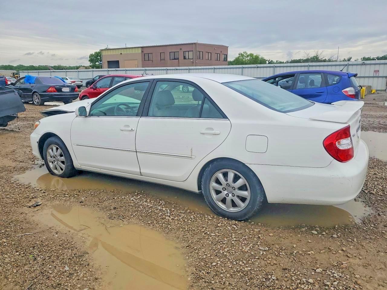 2002 Toyota Camry Xle White vin: 4T1BE32K82U074770