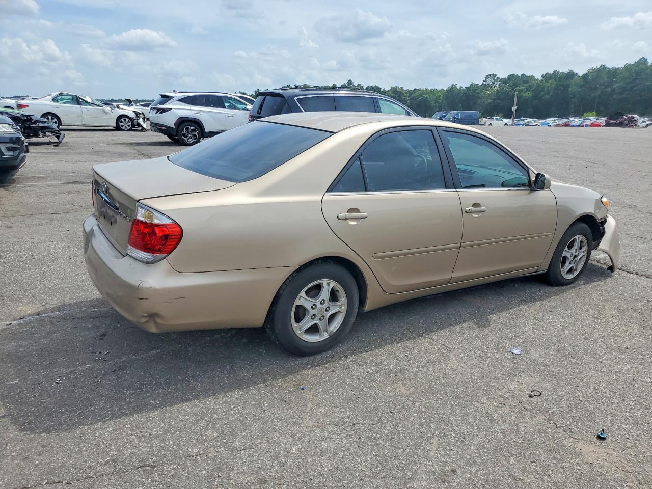 2002 Toyota Camry Le Gold vin: 4T1BE32K82U081489