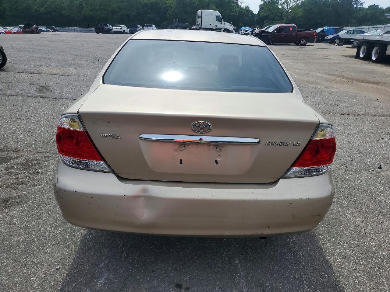 2002 Toyota Camry Le Gold vin: 4T1BE32K82U081489