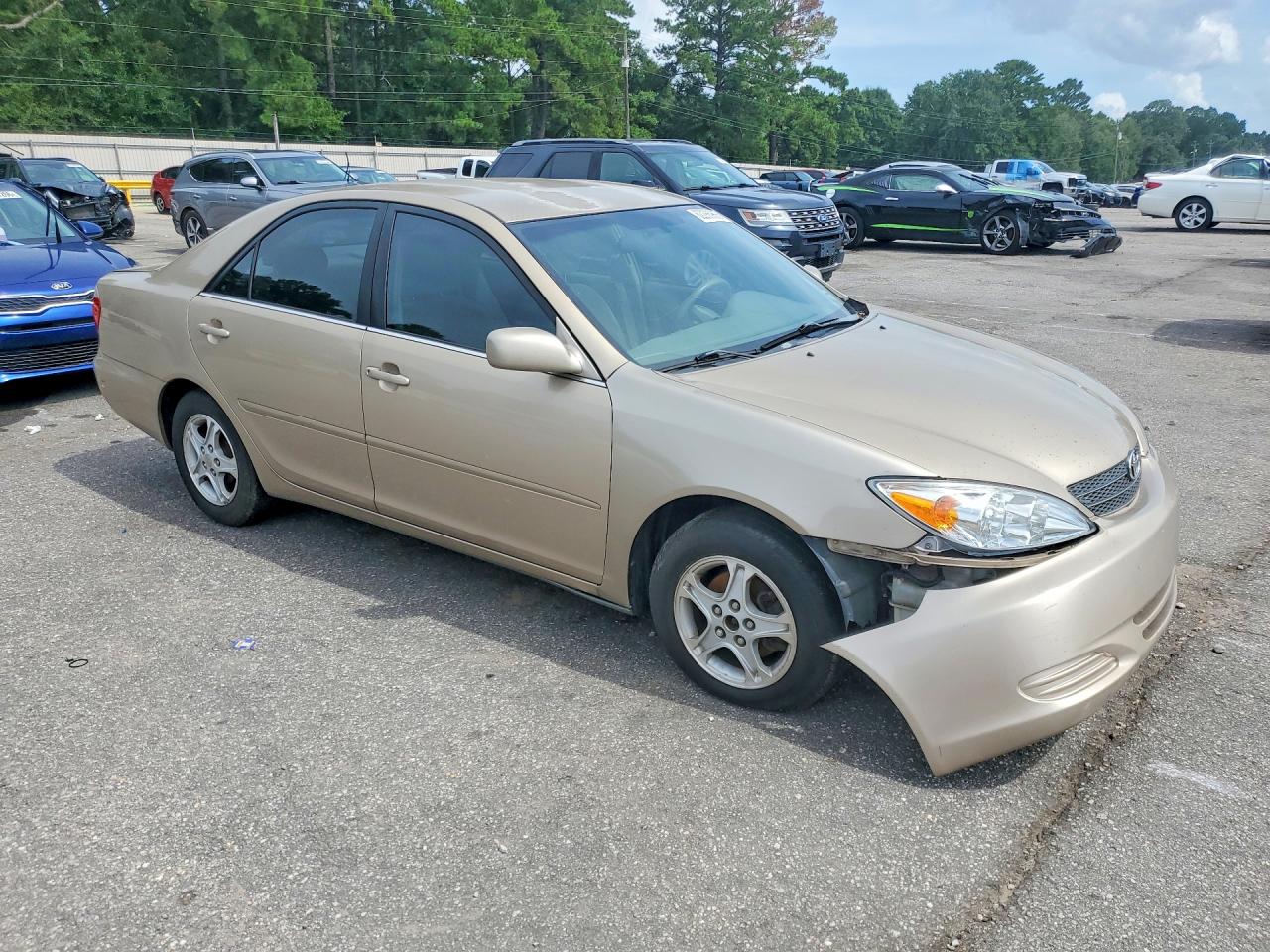 2002 Toyota Camry Le Gold vin: 4T1BE32K82U081489
